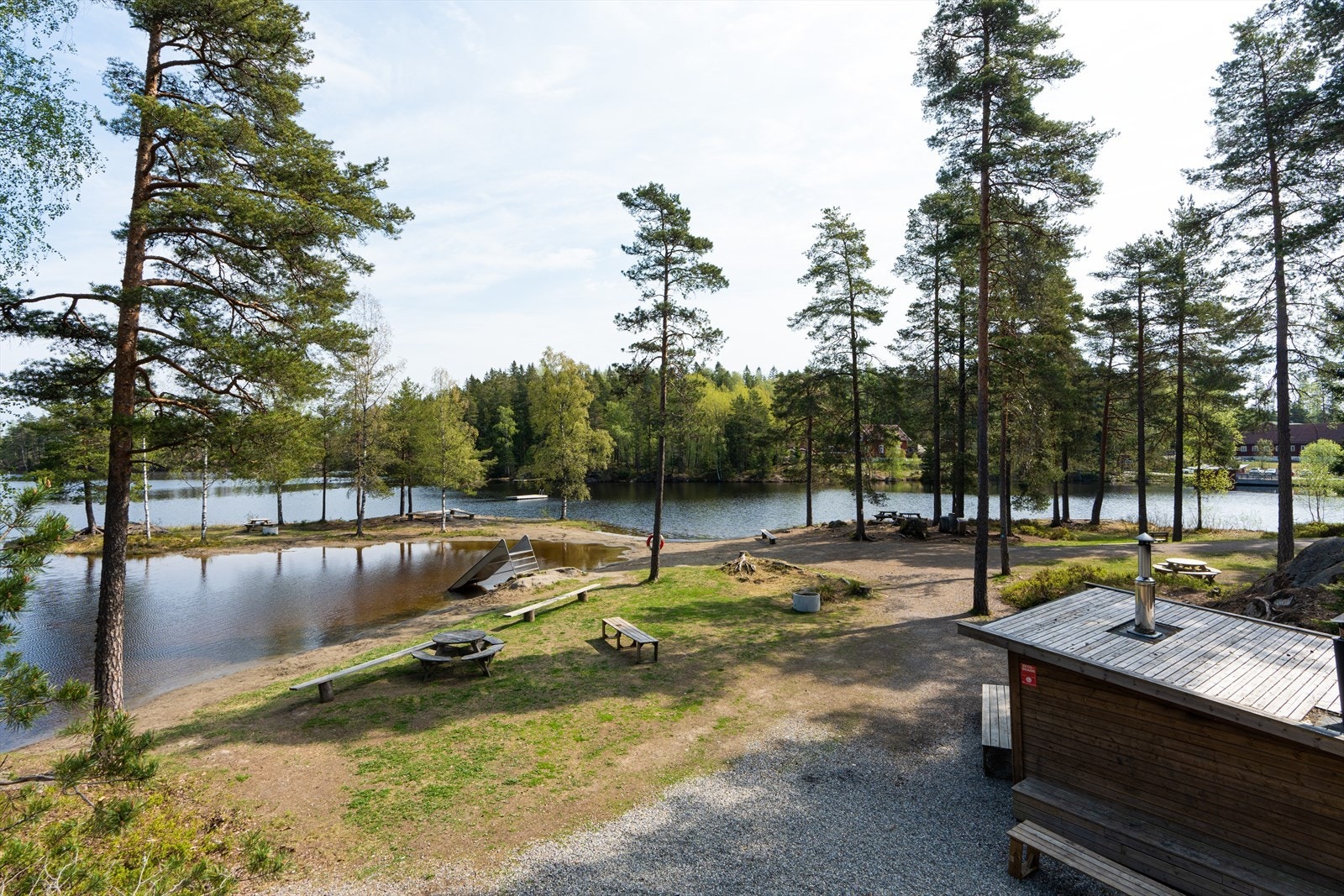 Herlige turområder fra området og idyllisk tjern med bademuligheter.jpg Galleribilde