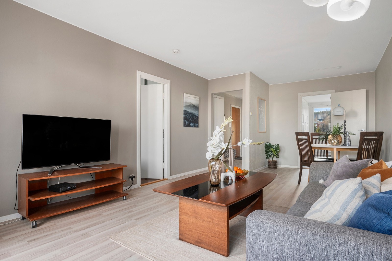 Stor og stue med gjennomgående lys. Galleribilde