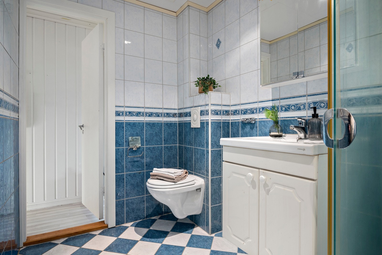 Det er gulvvarme på badet, samt opplegg for vaskemaskin. Galleribilde
