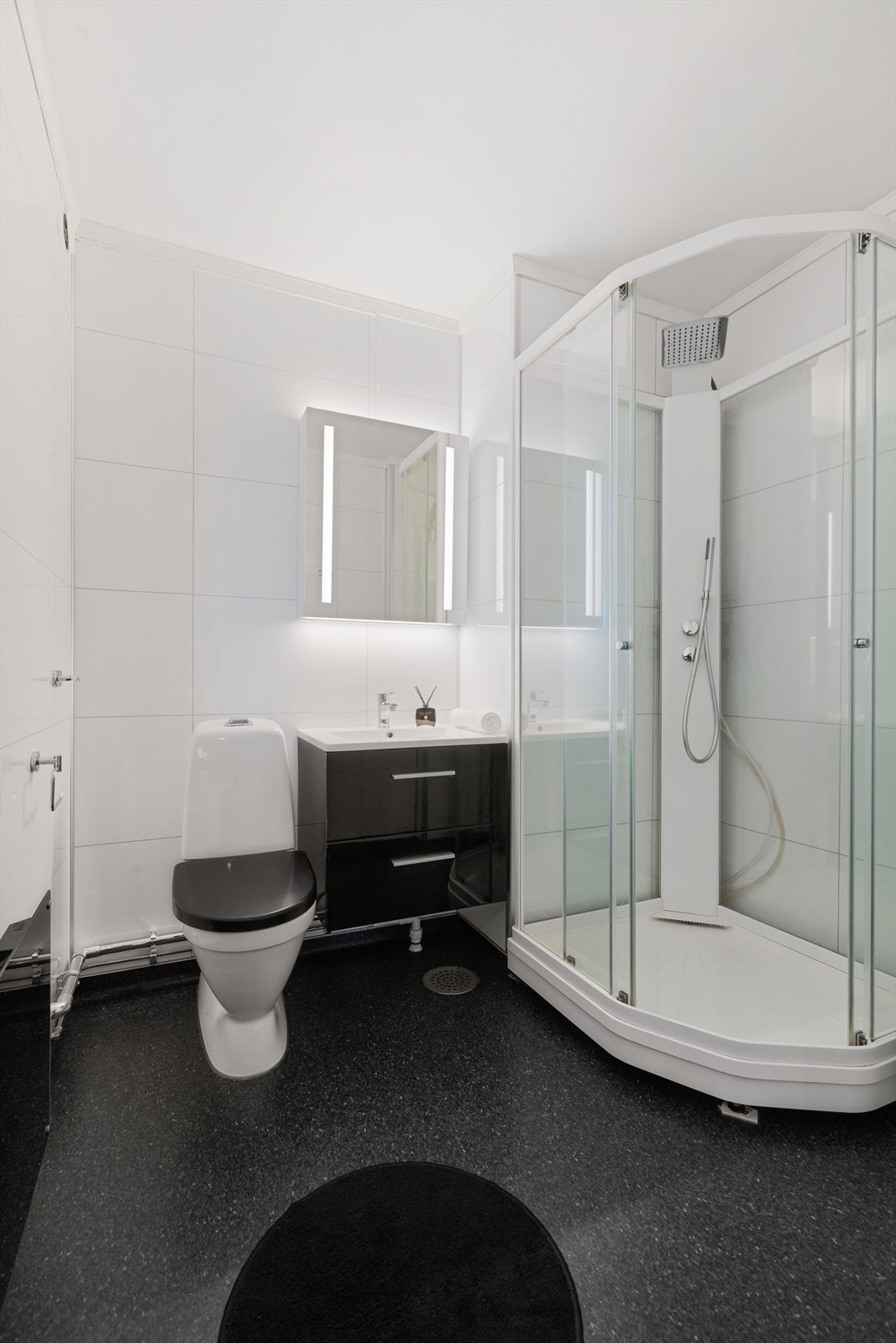 Badet ble renovert i 2014. Rommet er innredet med dusjkabinett, baderomsinnredning med heldekkende servant og gulvstående toalett. Galleribilde