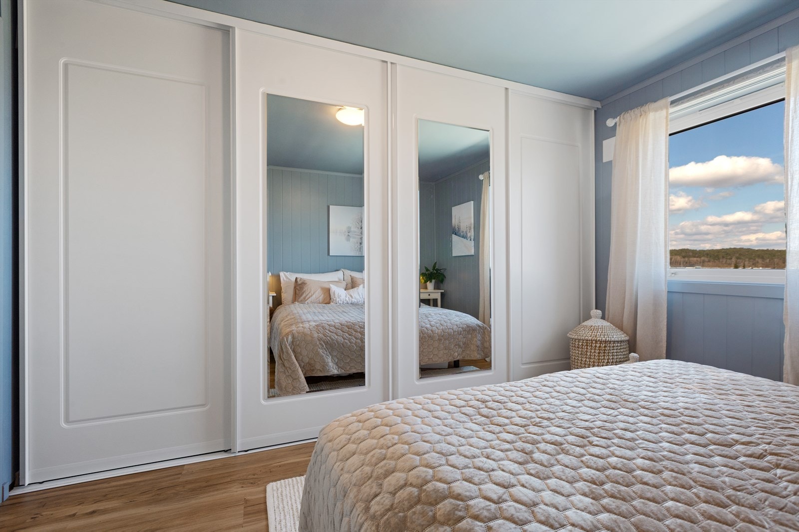 En stor skyvedørsgarderobe med speilfronter gir rikelig med oppbevaringsplass og en god romfølelse. Galleribilde