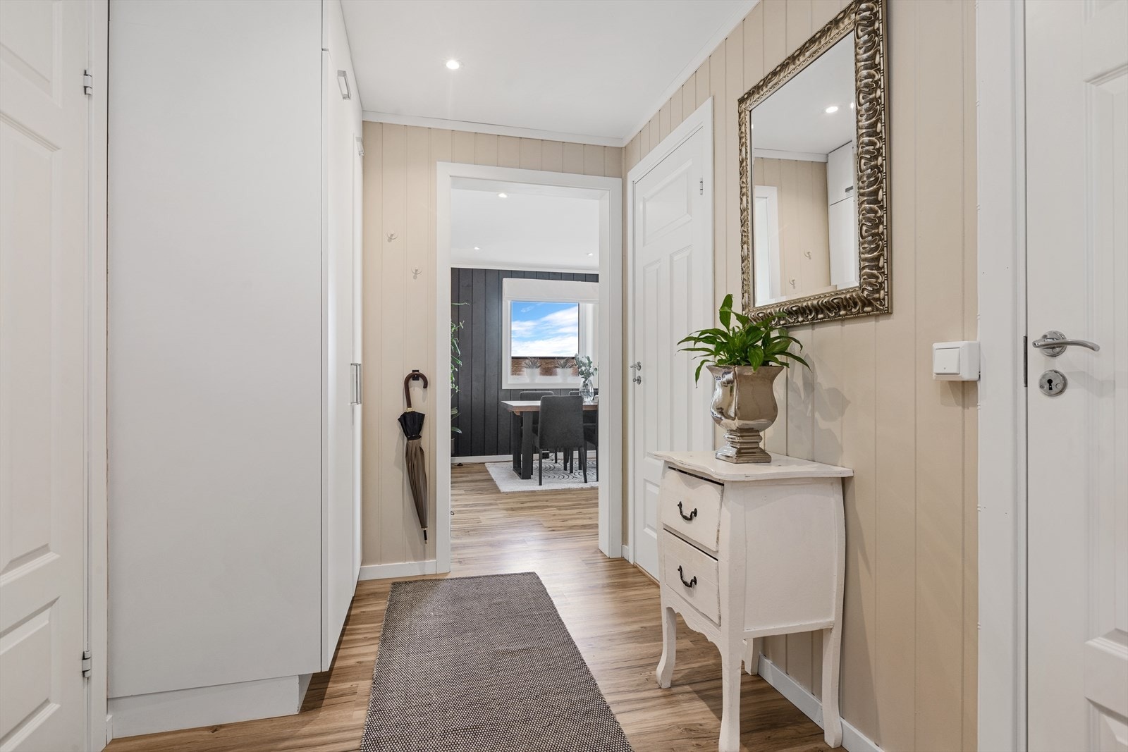 Entréen ønsker velkommen med innfelte downlights i himlingen og plass til garderobeløsning. Galleribilde
