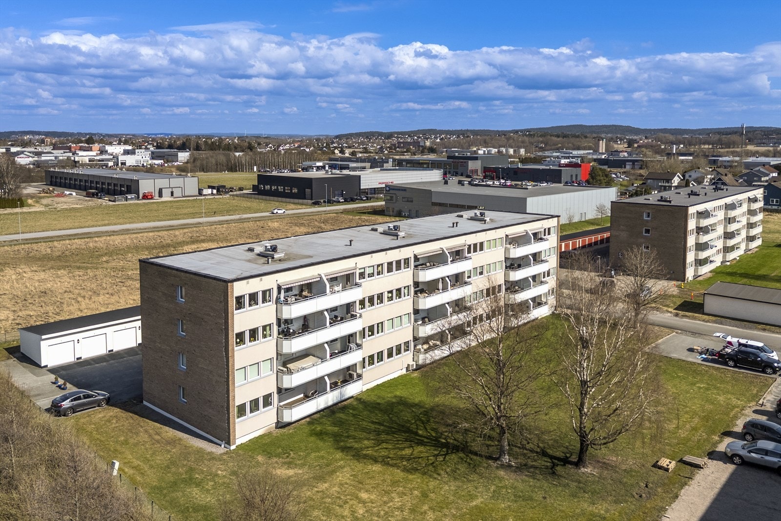 Kjøpesenteret Østfoldhallene ligger kun en 4-minutters kjøretur unna, med et rikt utvalg av butikker og tjenester. Galleribilde