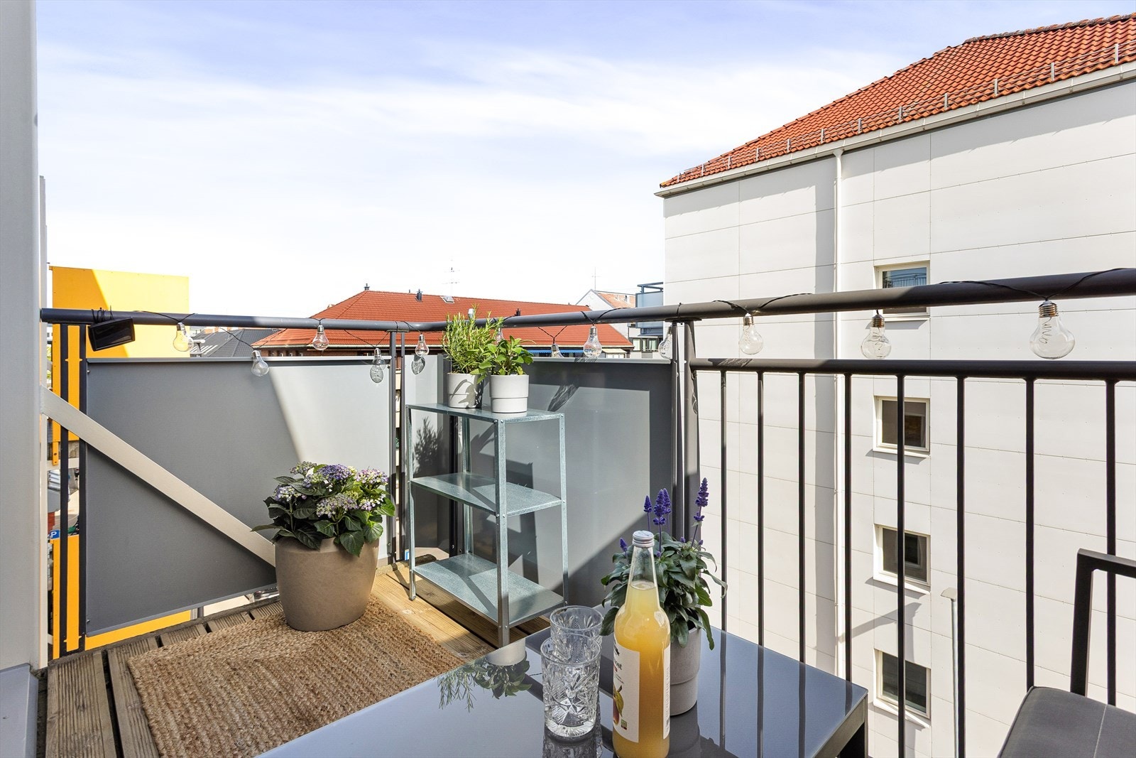 Det er god plass til utemøbler, beplantning og grill. Galleribilde