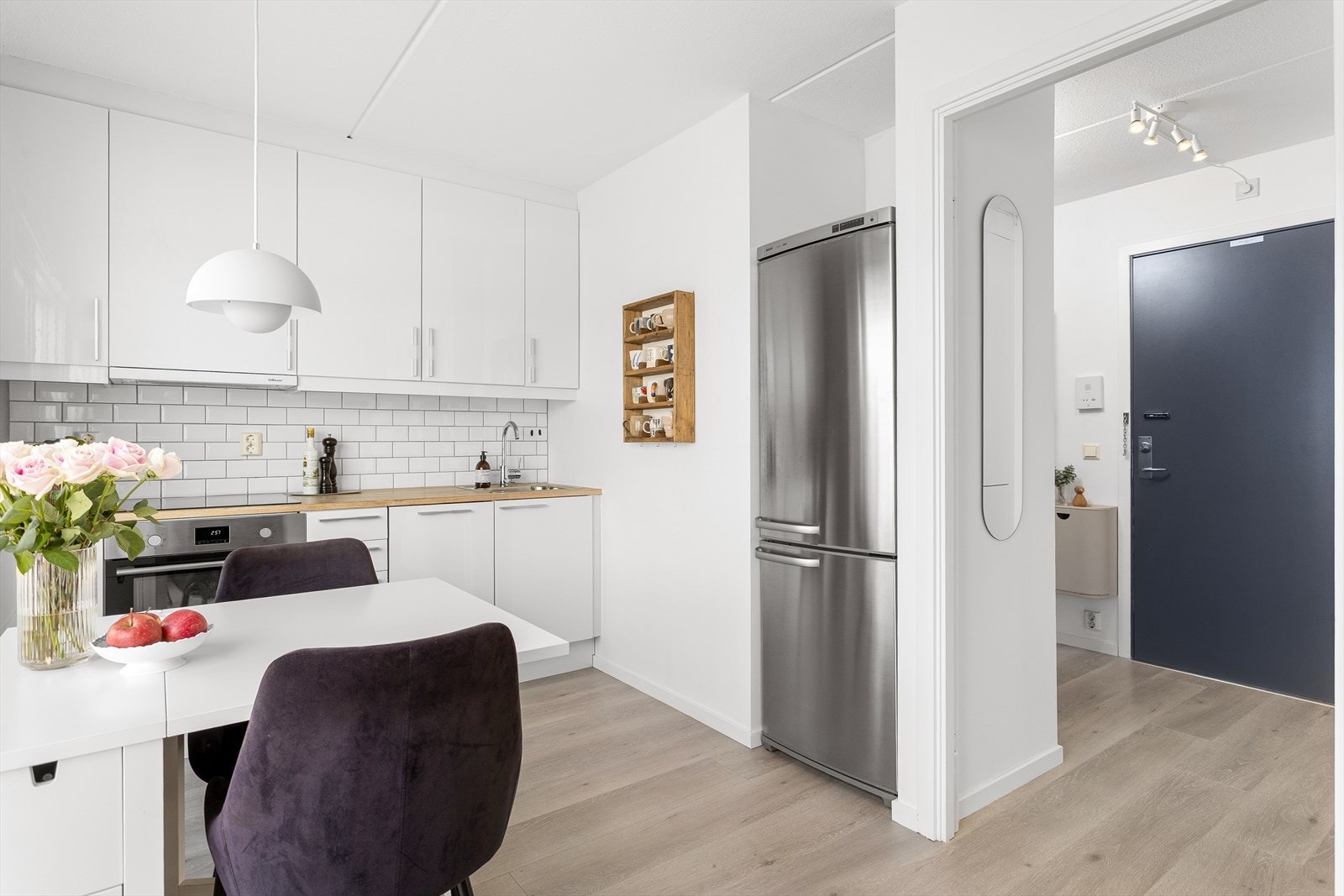 Kjøkkenet består av integrert stekeovn, kokeplate og oppvaskmaskin, samt frittstående kjøle- og fryseskap. Galleribilde