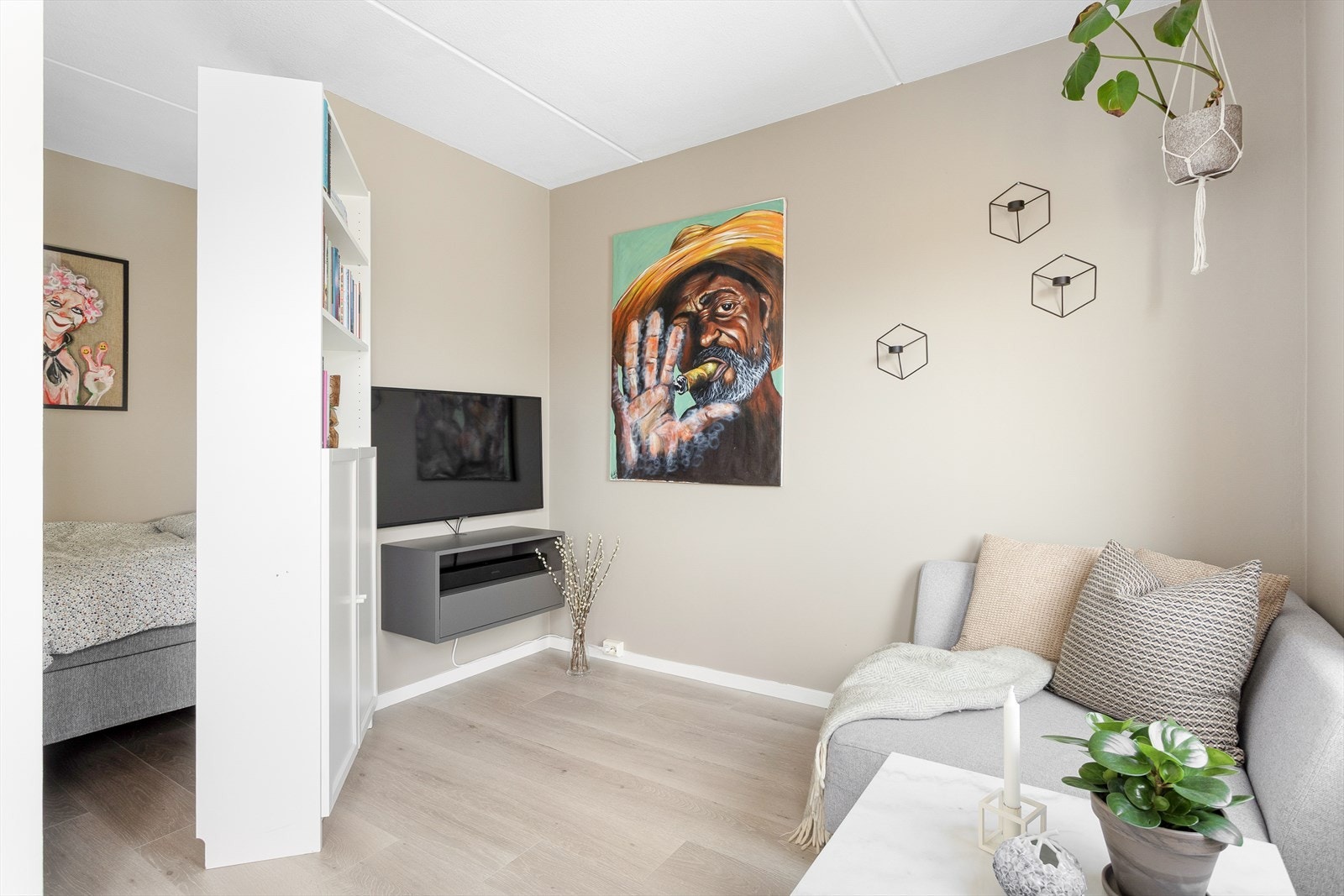Veggen og skapet bidrar til å skjerme alkoven fra stuen og gir en tydelig adskillelse mellom oppholds- og sovesone. Galleribilde