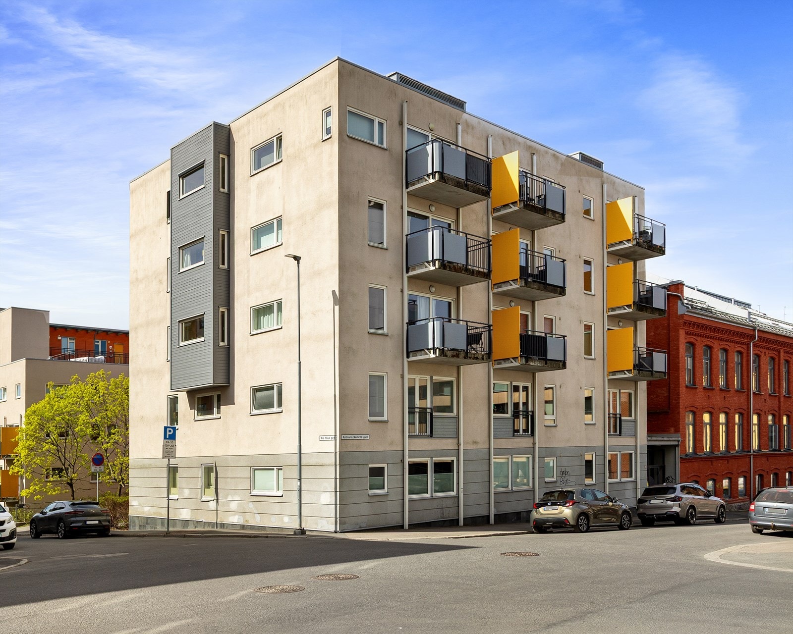 Leiligheten har en rolig og attraktiv beliggenhet på Sandaker. Her bor du sentralt og urbant til med kort gangavstand til alt du måtte trenge i hverdagen. Galleribilde