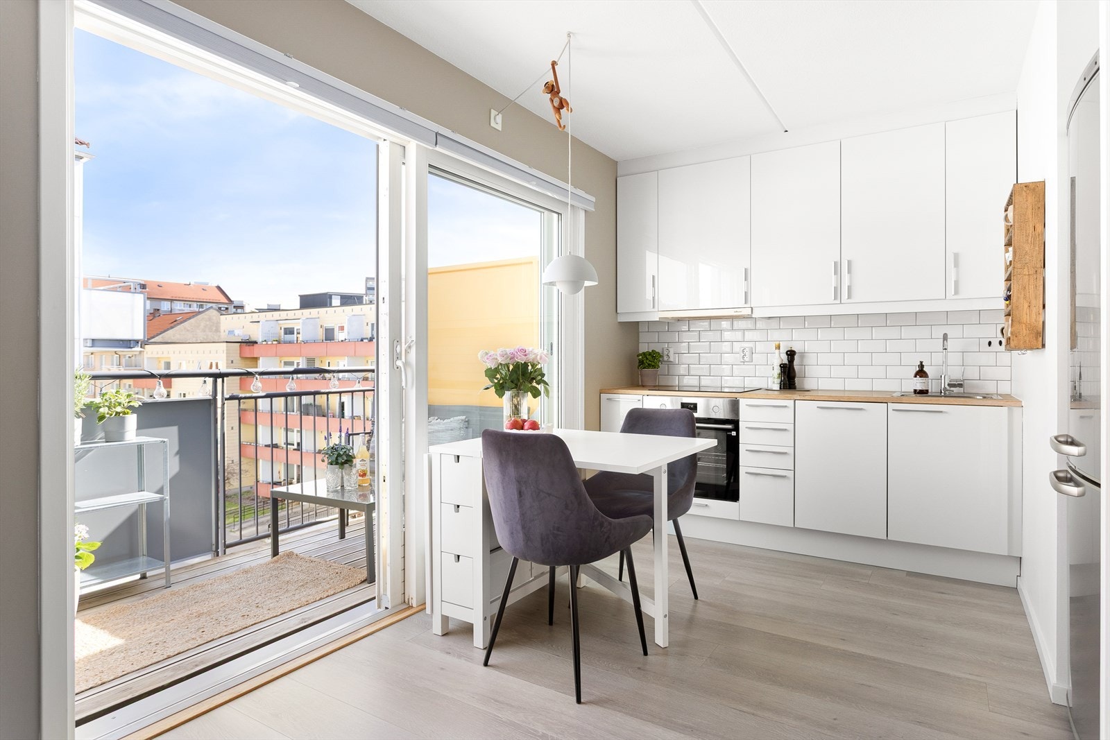 Velkommen til en moderne og lys toppleilighet med luftig og skjermet beliggenhet i 5. etasje! Galleribilde