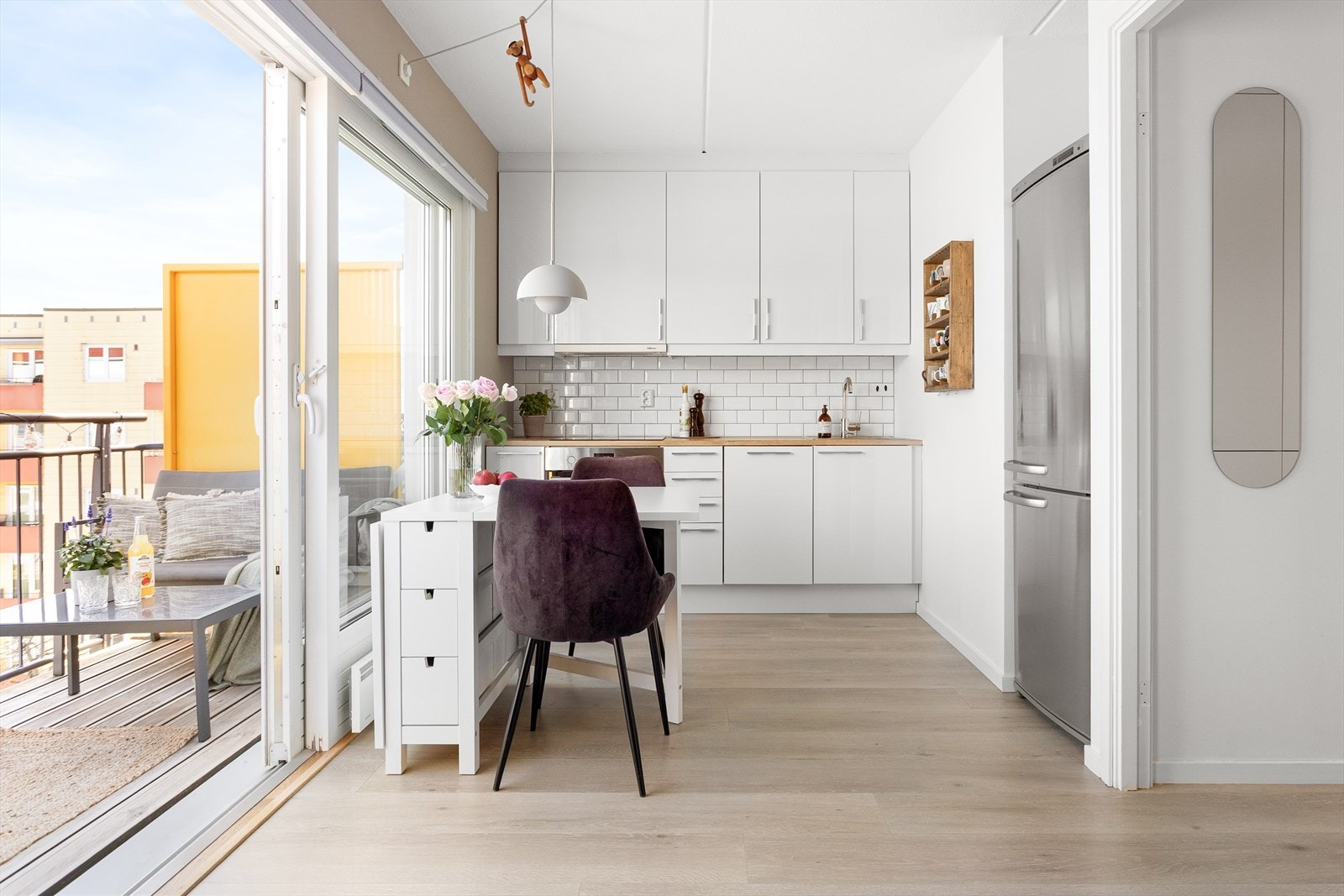 Kjøkkenet er fra 2019 og fremstår moderne og delikat med lyse fronter. Galleribilde