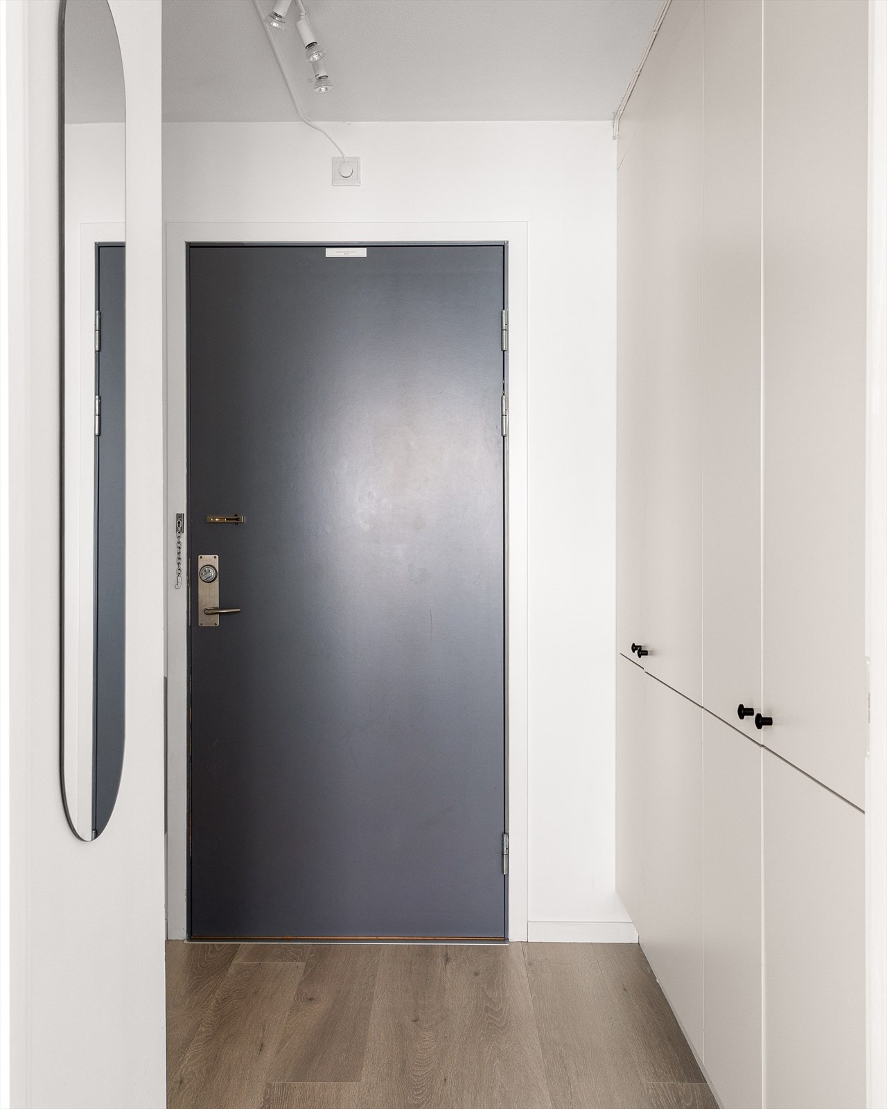 Entréen fremstår som stilren og funksjonell med lyse overflater som gir et rent og moderne uttrykk. Galleribilde
