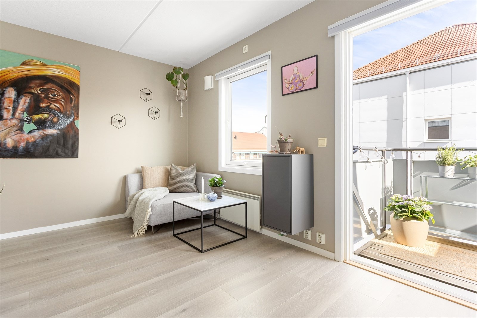 Leiligheten er malt i delikat og lys farge med pent gulv. Galleribilde