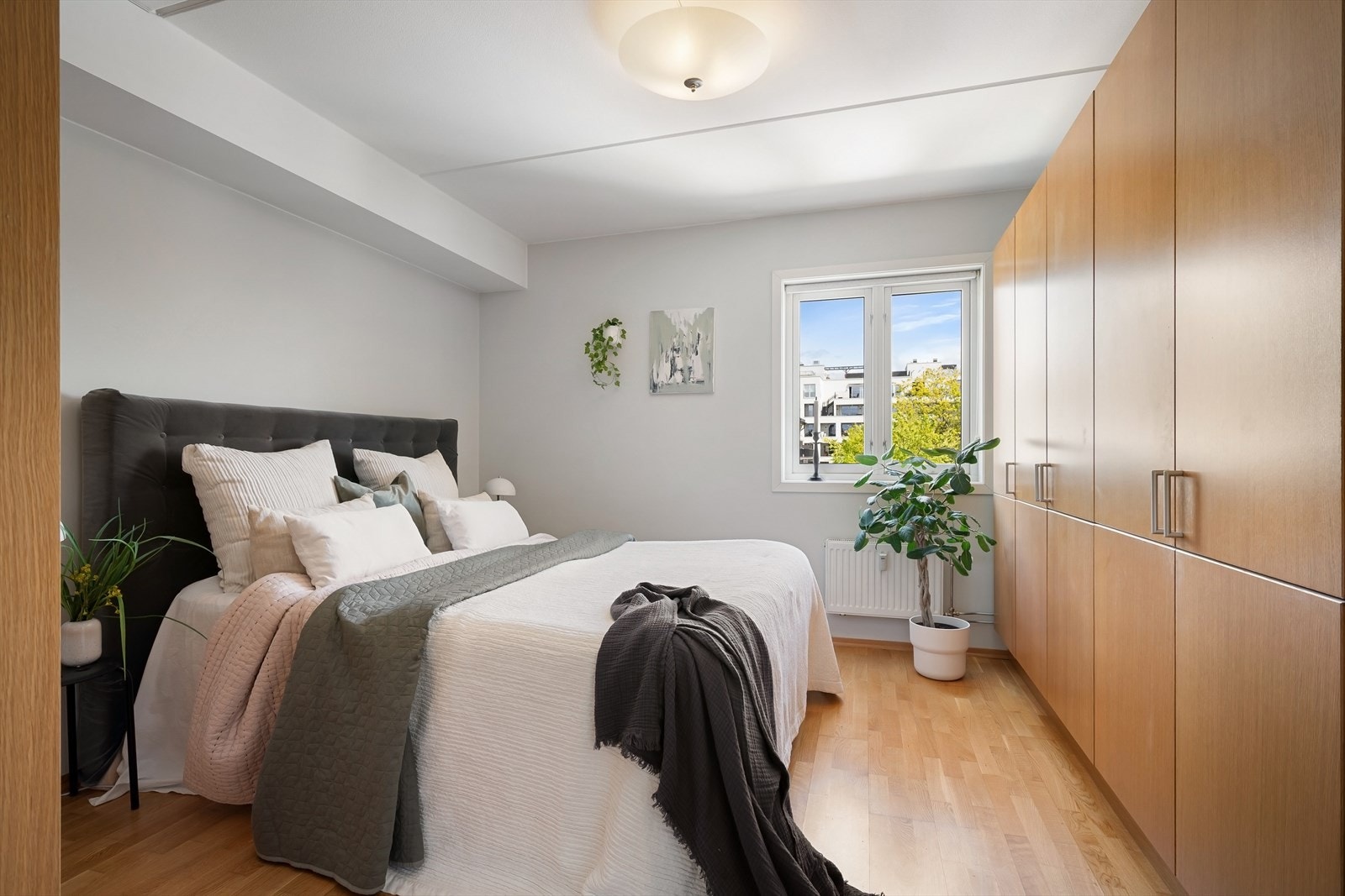 Hovedsoverom med rikelig med skap Galleribilde