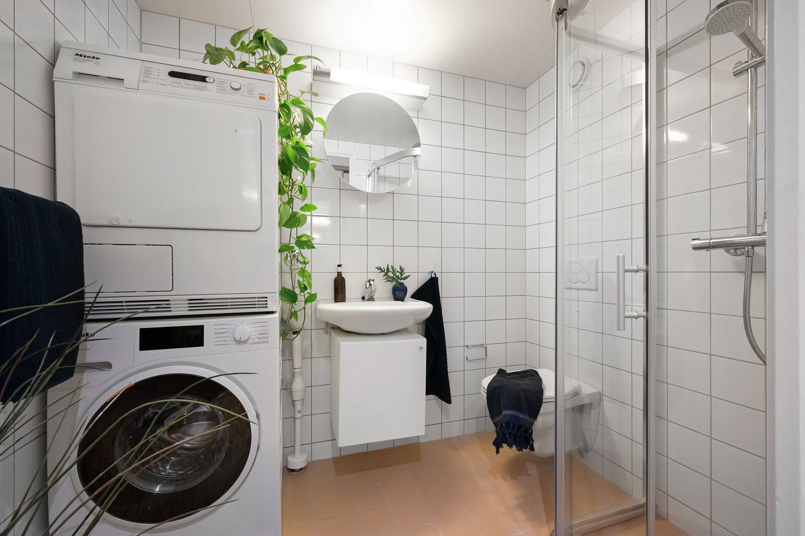 Dusjbad/wc med opplegg maskiner Galleribilde