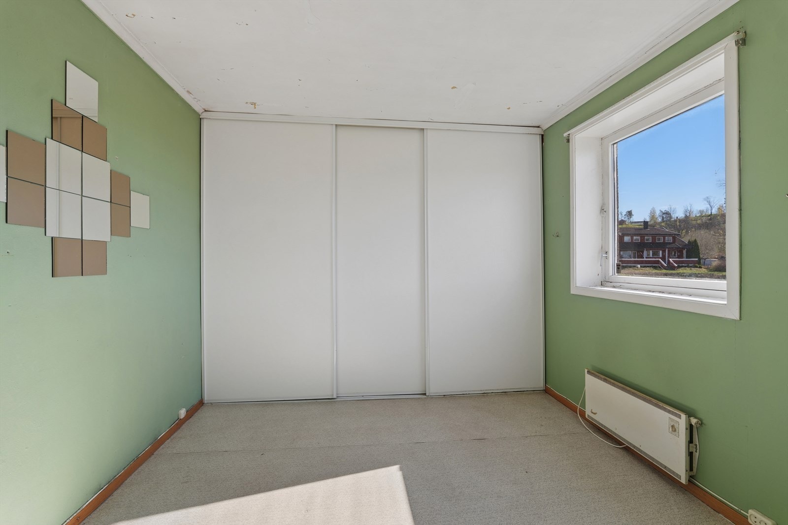 Et av soverommene i underetasjen, utstyrt med en praktisk skyvedørsgarderobe. Galleribilde