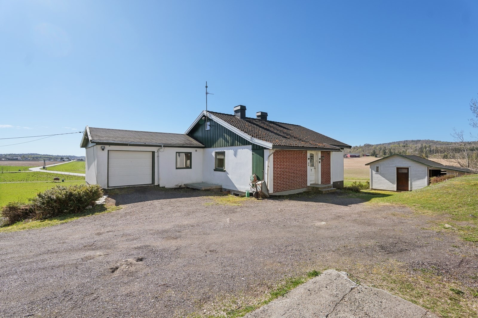 Gårdsplass med god plass til parkering og adkomst til boligens integrerte garasje. Galleribilde