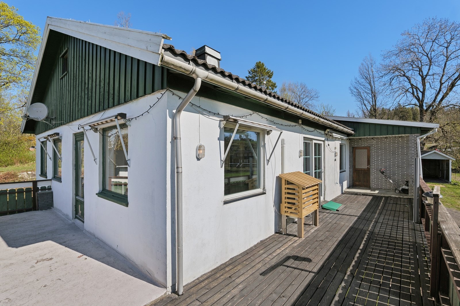 Uteplassen i første etasje består av en støpt balkong og en treterrasse. Galleribilde