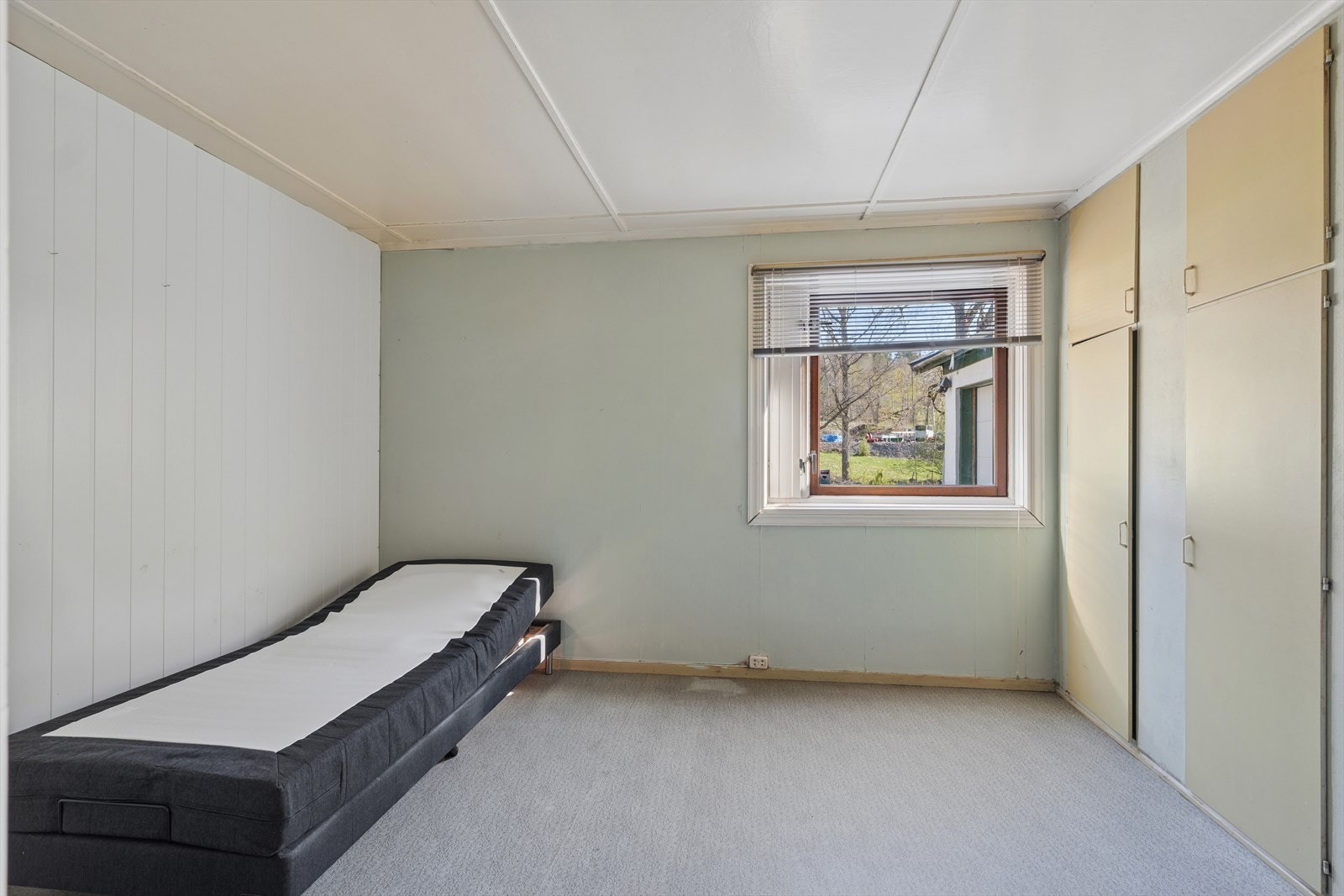 Soverom med plassbygde skap som gir god oppbevaringsplass. Galleribilde