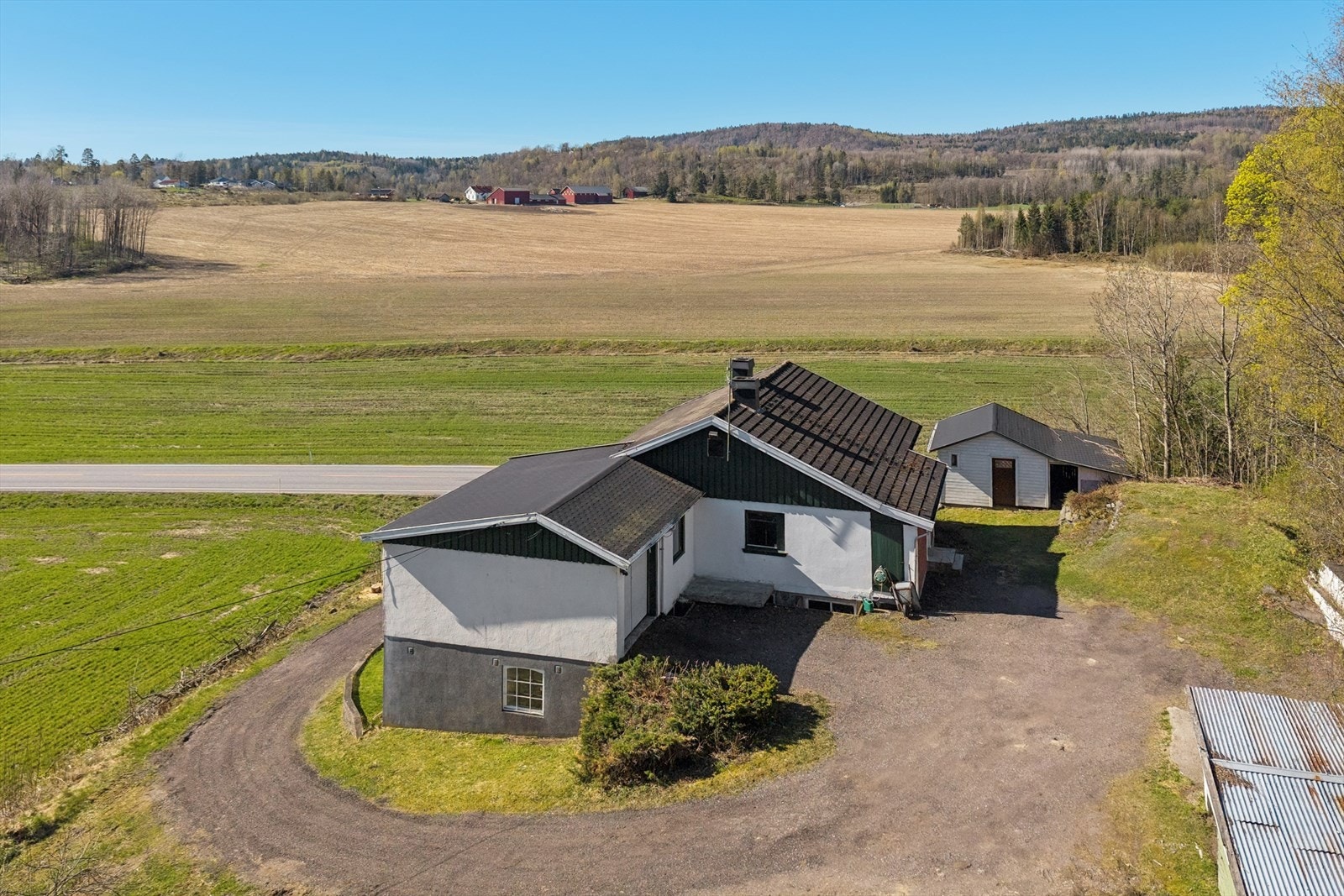 Eiendommen har en landlig og tilbaketrukket beliggenhet med tak tekket av betongtakstein fra 1997. Galleribilde