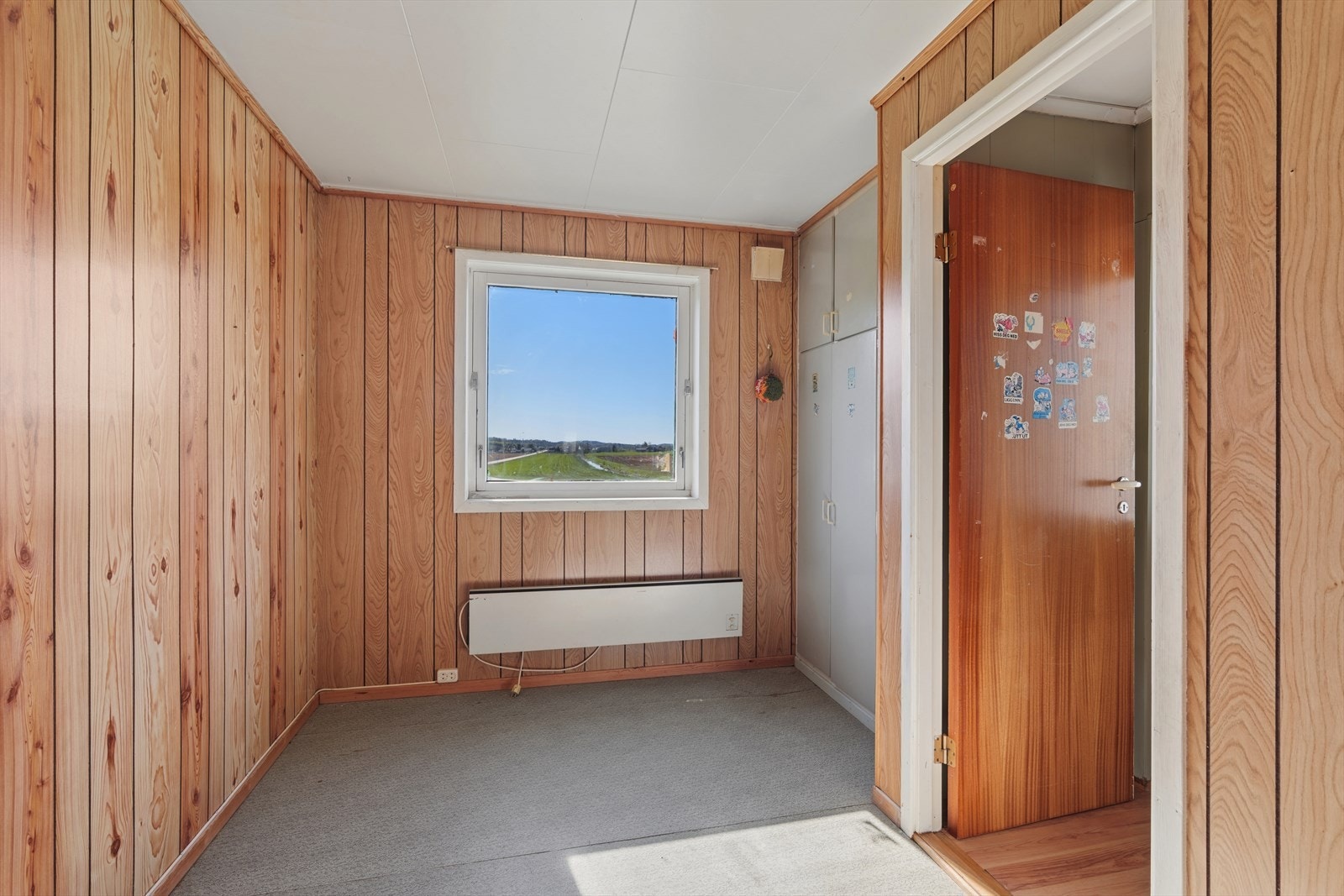 Soverom med vegger kledd i trepanel. Galleribilde