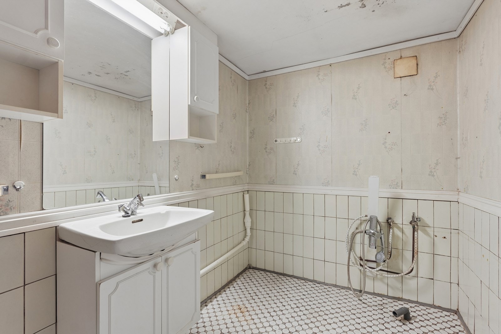 Badet i underetasjen er innredet med servant, skap og har opplegg for badekar. Galleribilde