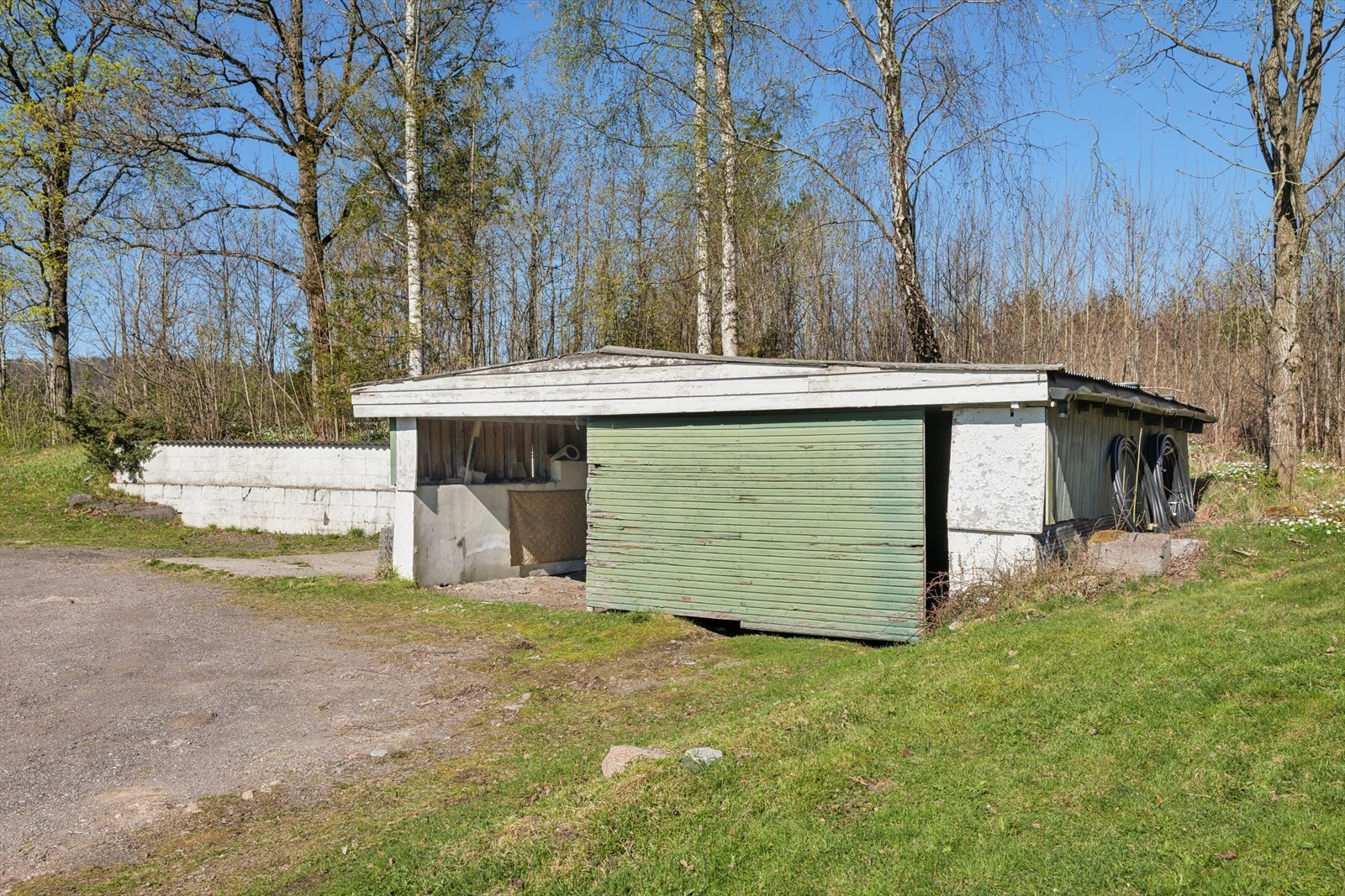 Det frittliggende garasjebygget gir ekstra lagringsplass eller verkstedmuligheter. Galleribilde