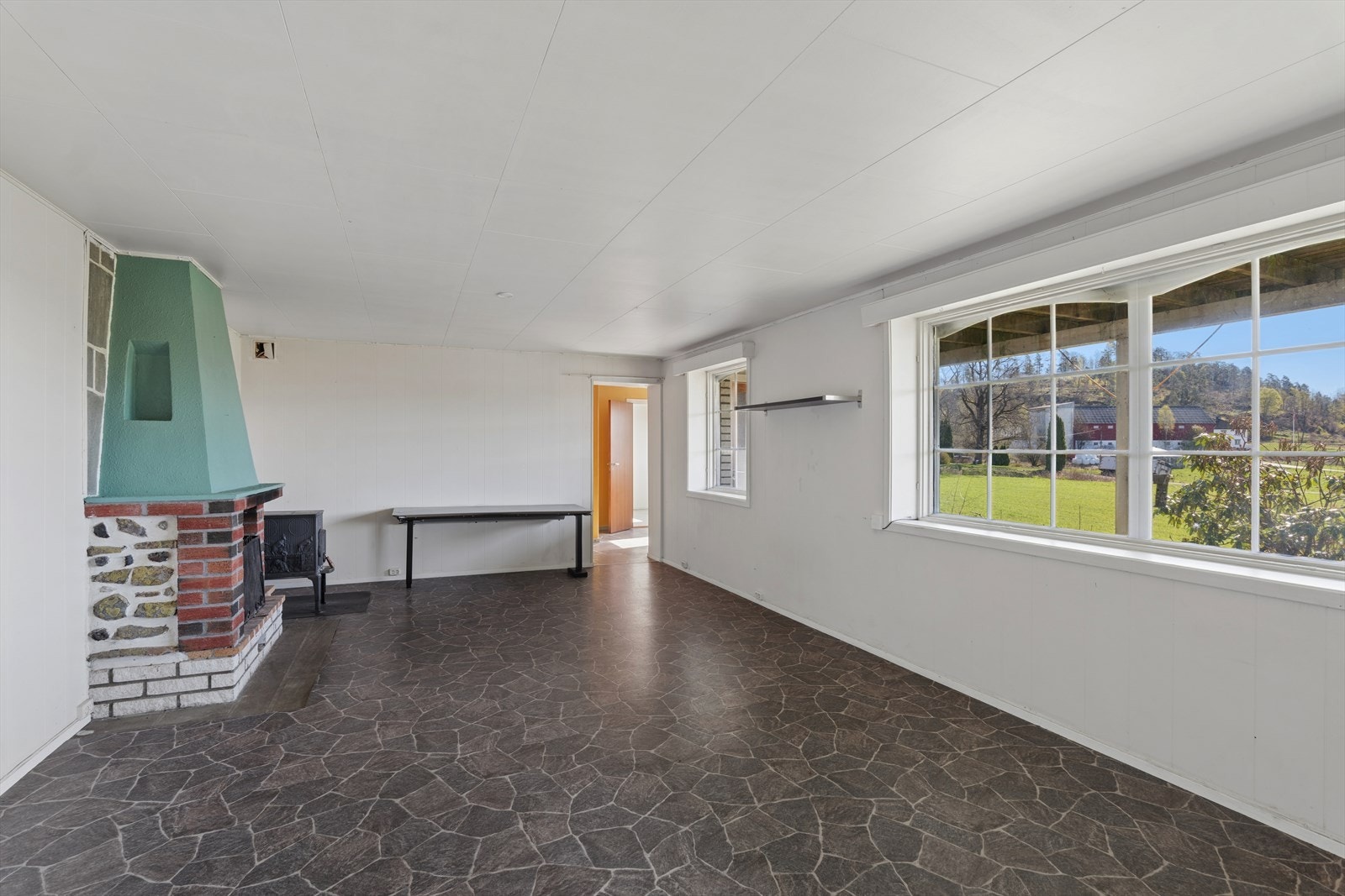 Rommet har vinduer som gir utsyn mot det omkringliggende landskapet. Galleribilde