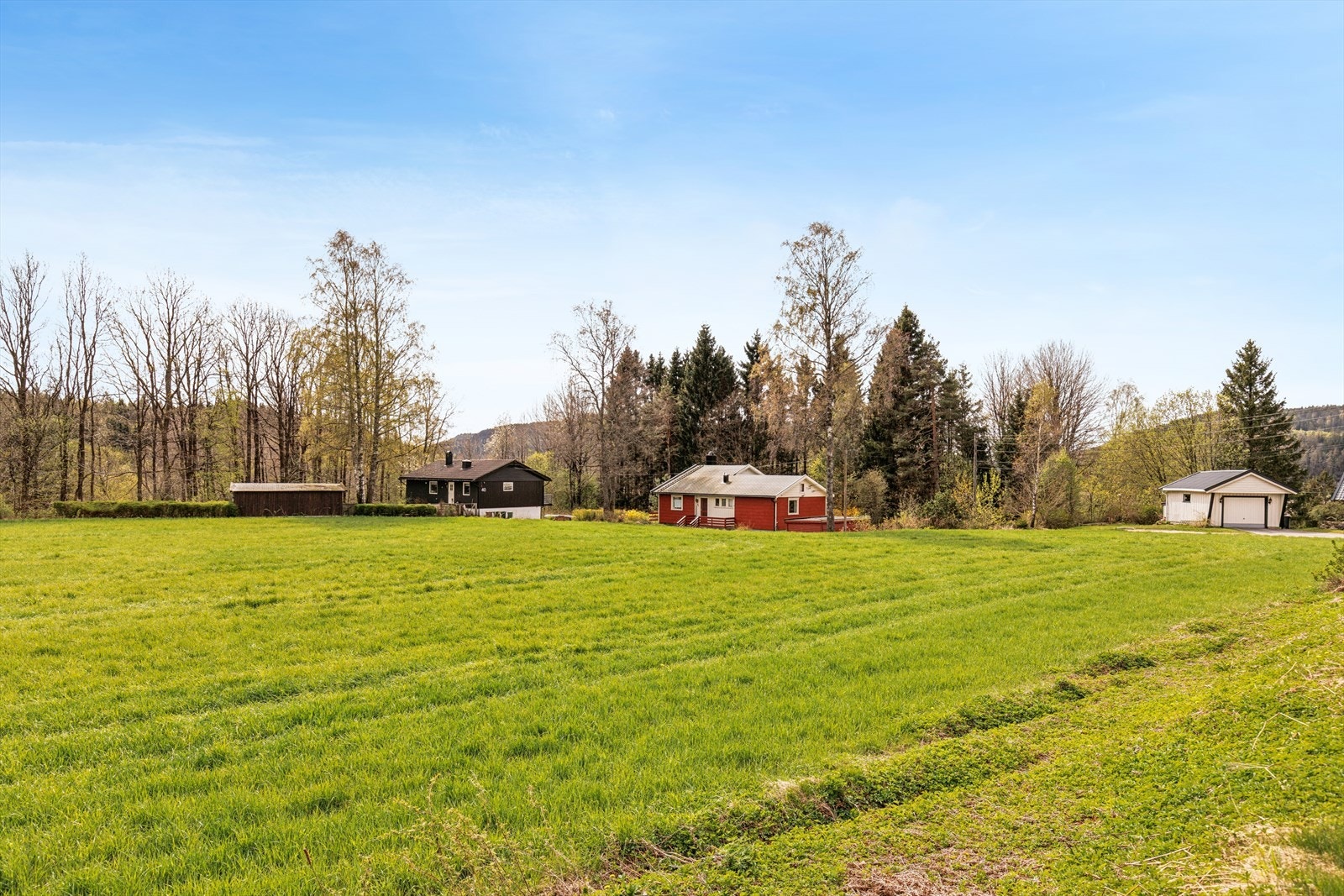 Fra boligen er det gangavstand til idyllisk sandstrand med grillplass i populære Prestehola, et perfekt samlingssted for varme sommerdager, bading, lek og hyggelige kvelder med familie og venner. Galleribilde