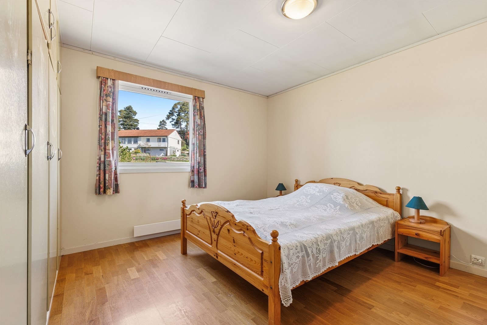 Etasjen har 3 soverom, alle med plass til seng og garderobeløsninger. Rommene egner seg godt som barnerom, gjesterom eller kontor etter behov. Galleribilde