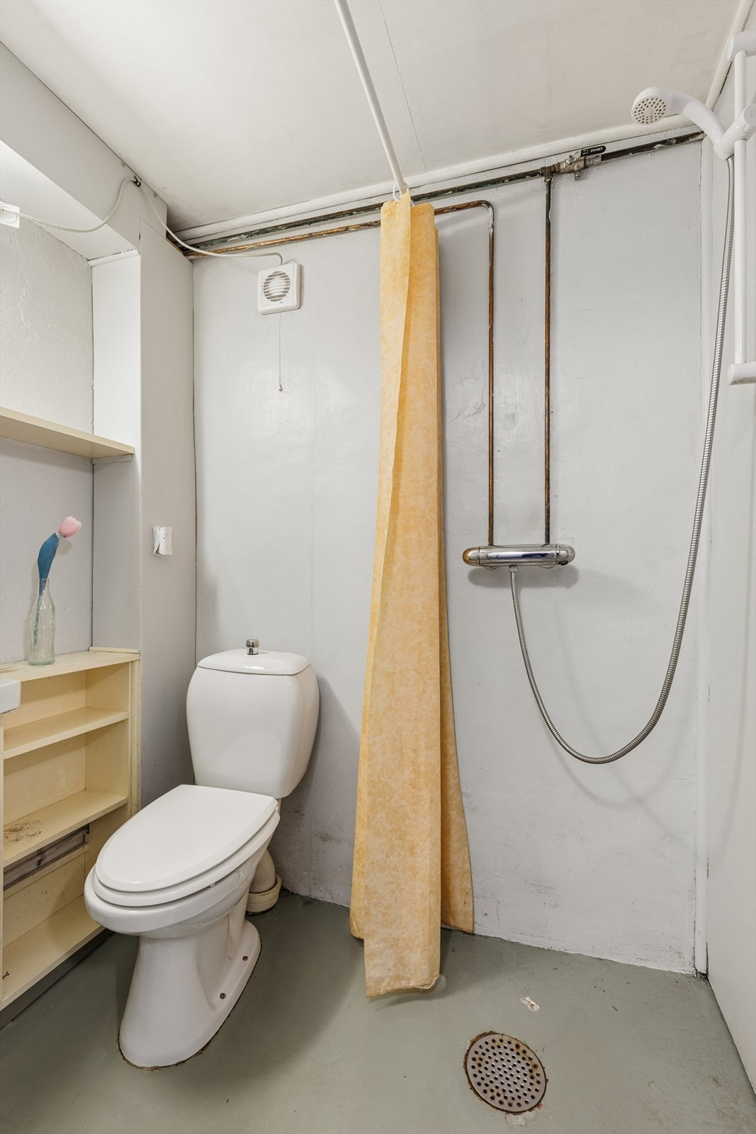 Rom etablert - Badet er utstyrt med dusj med forheng, toalett og servant. Gulv i mur. Malt gulv ikke fuktsikret. Vegger i mur og tre. Vegger er ikke fuktsikret. Elektrisk vifte er montert i ytterveggen i 2012. Våtrommet må oppgraderes, TG3 i rapporten. Galleribilde
