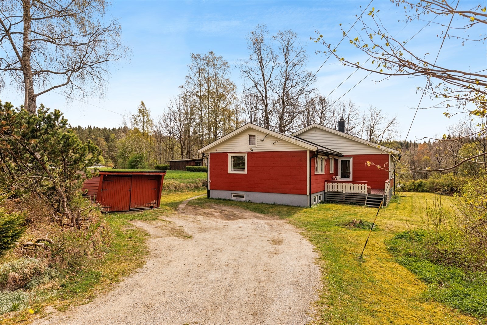 Tomten er stor, åpen og lys. Pent opparbeidet med gressplen, blomsterbed, prydbusker og gruset innkjørsel. Svært gode parkeringsmuligheter i eget gårdsrom. Eldre garasje som må renoveres. Galleribilde