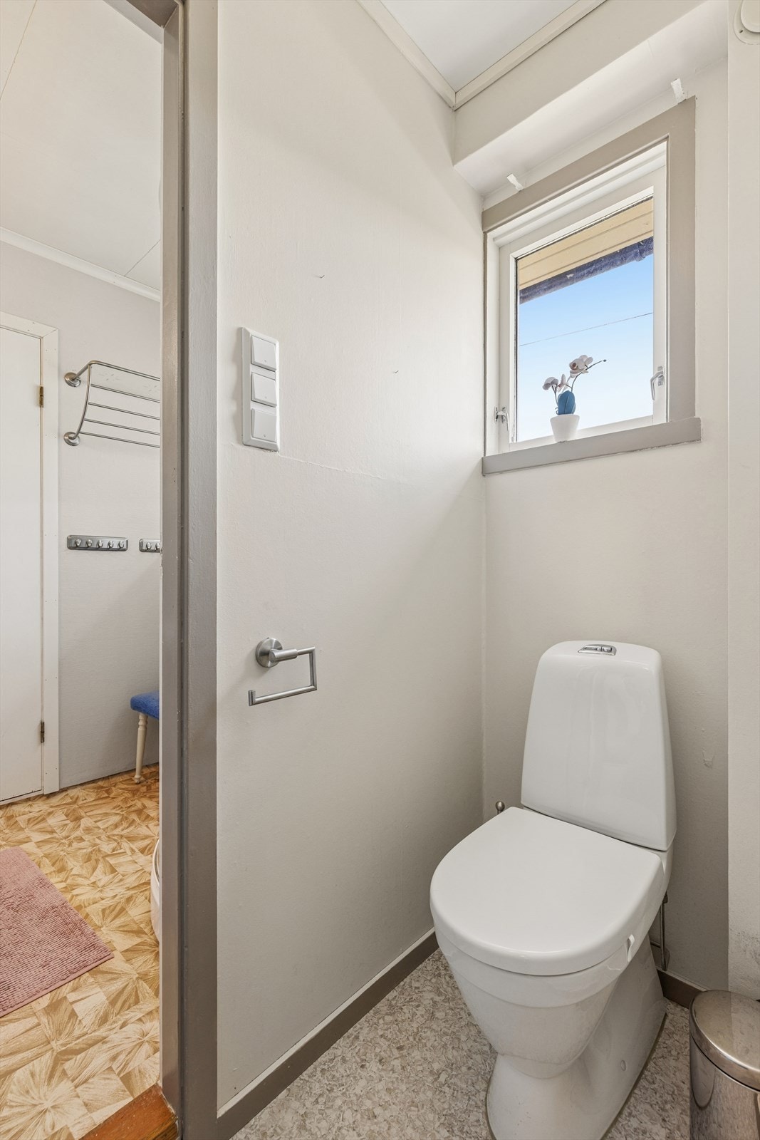 Toalettrom som har wc og servant, og gulvet fikk nytt belegg i 2021. Det er ikke montert elektrisk avtrekk eller tilsvarende i rommet. Ny avhendingslov krever avtrekk. Galleribilde