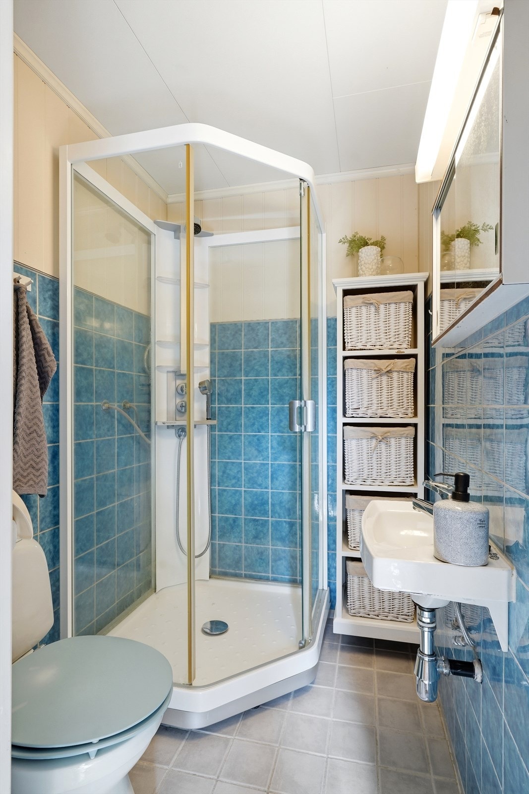 Det andre badet er utstyrt med dusjkabinett, toalett og servant. Galleribilde