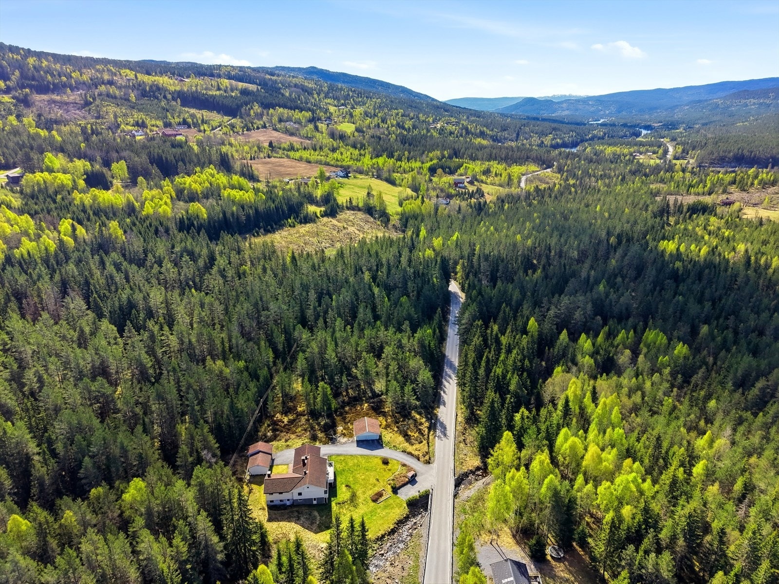 Herfra er det kort vei til flotte turområder, sommer som vinter. Galleribilde
