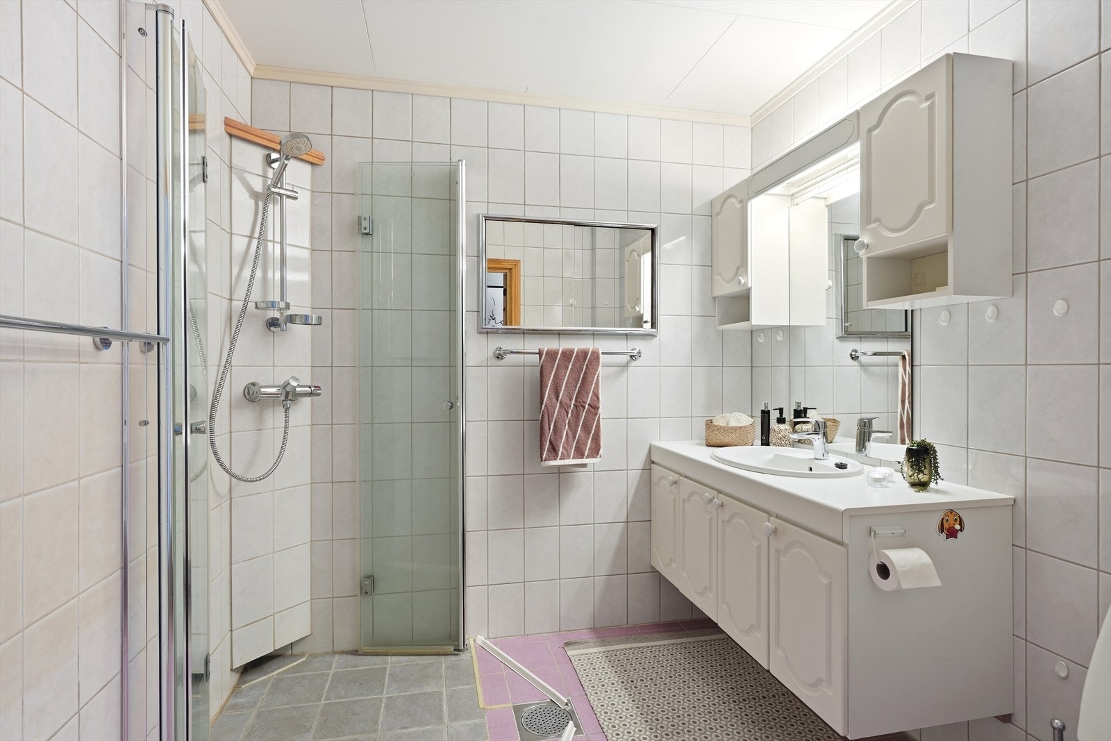 Hovedbadet har flislagte overflater som ble pusset opp rundt 2010. Galleribilde