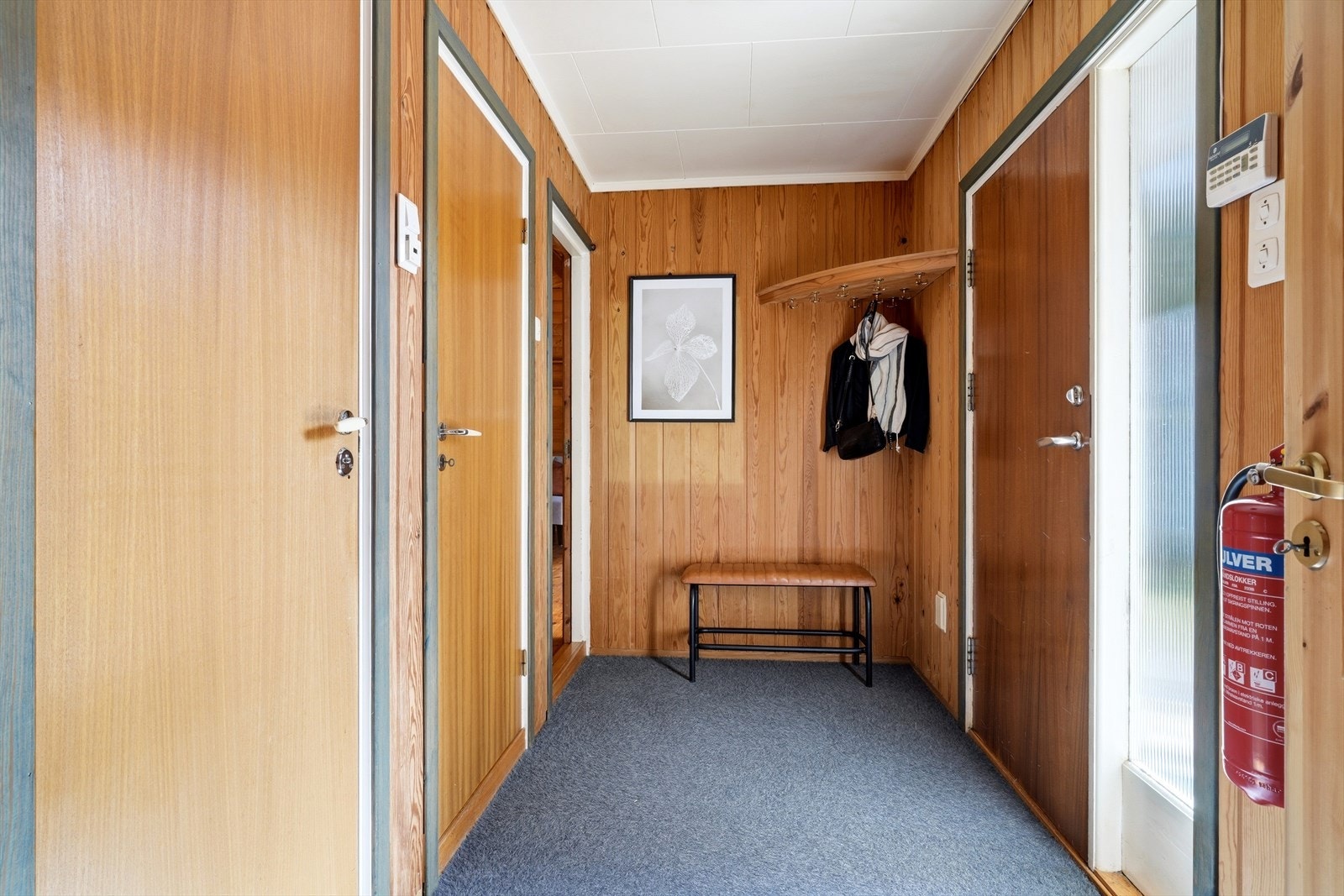 Vindfanget har plass til å henge fra seg yttertøy. Hovedytterdøren er i teak. Galleribilde