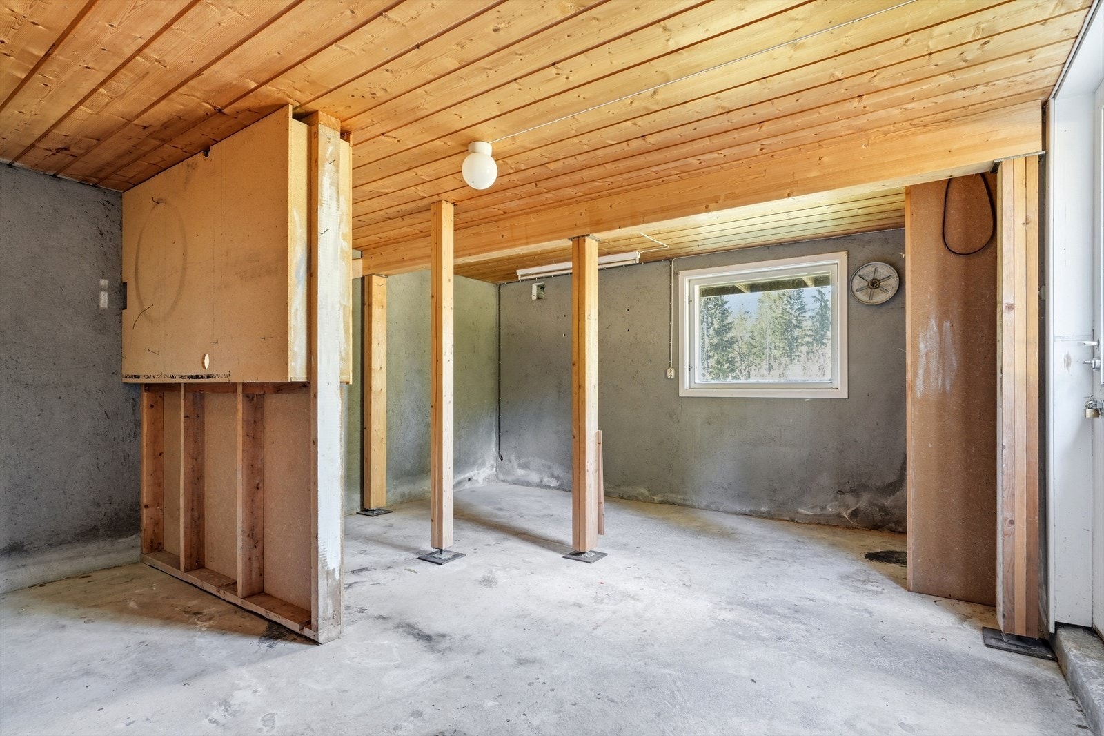 Kjelleren har flere boder og et verksted med støpt betonggulv, som gir rikelig med lagringsplass. Galleribilde