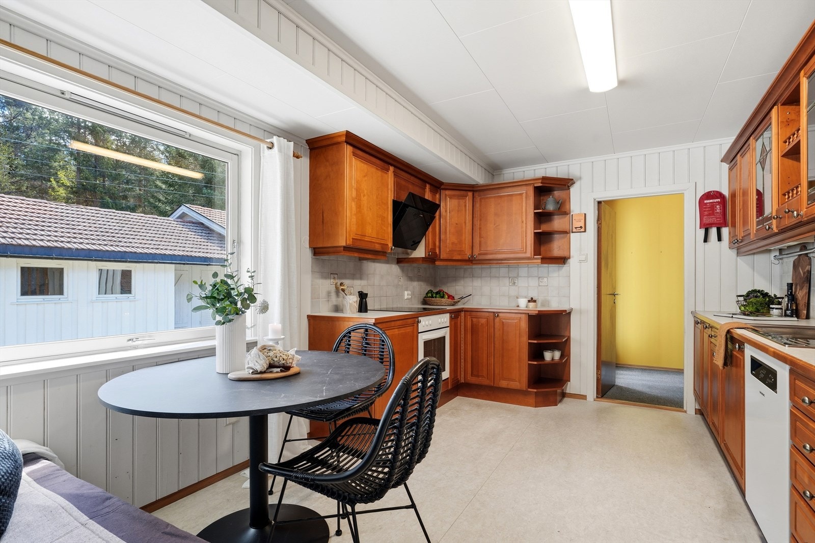 Kjøkkenventilator med avtrekk ut sørger for god utlufting under matlaging. Galleribilde