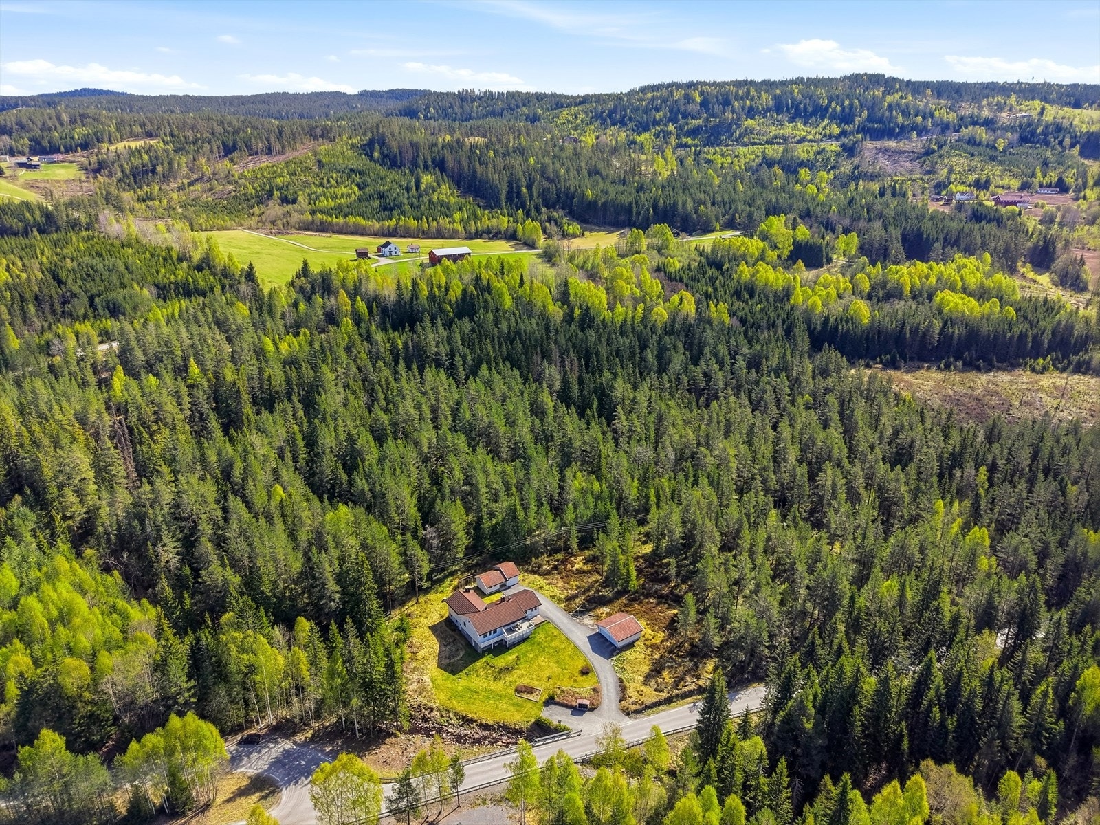 Eiendommen ligger i landlige og fredelige omgivelser i Flesberg kommune. Galleribilde