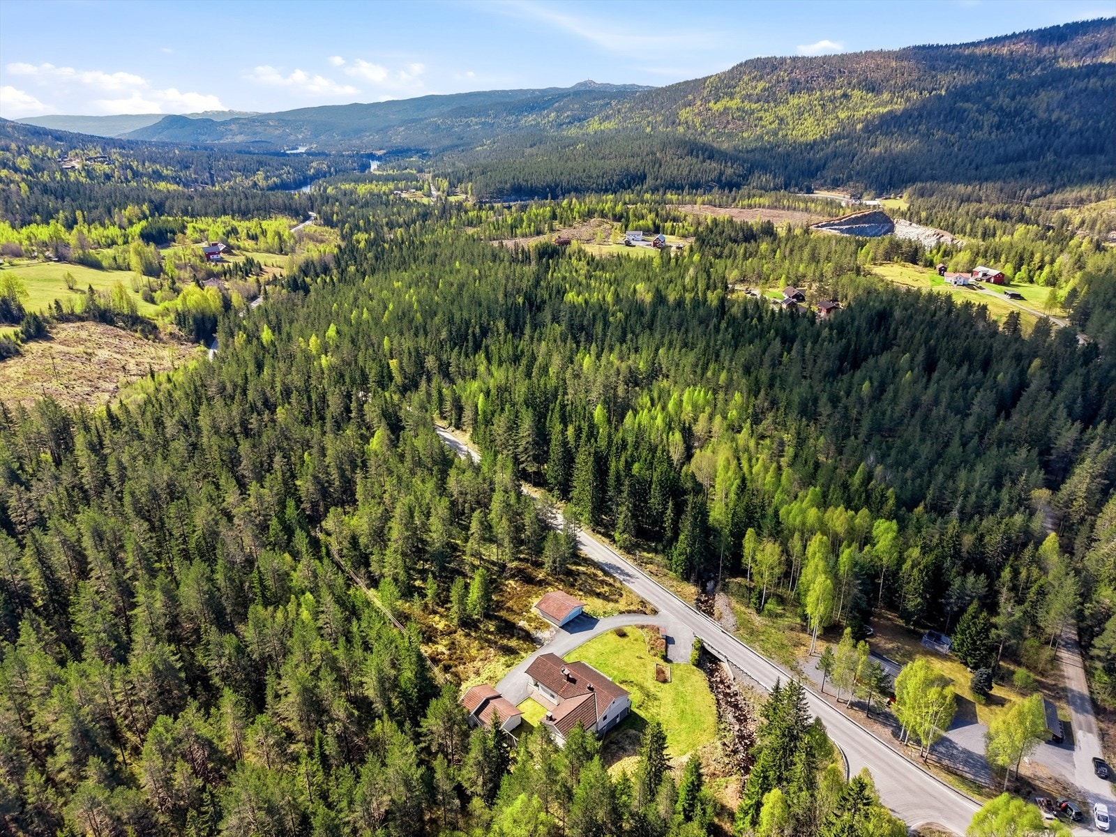 Nærmeste dagligvarebutikk, Kiwi Lampeland, ligger ca. 8 minutter unna med bil. Galleribilde