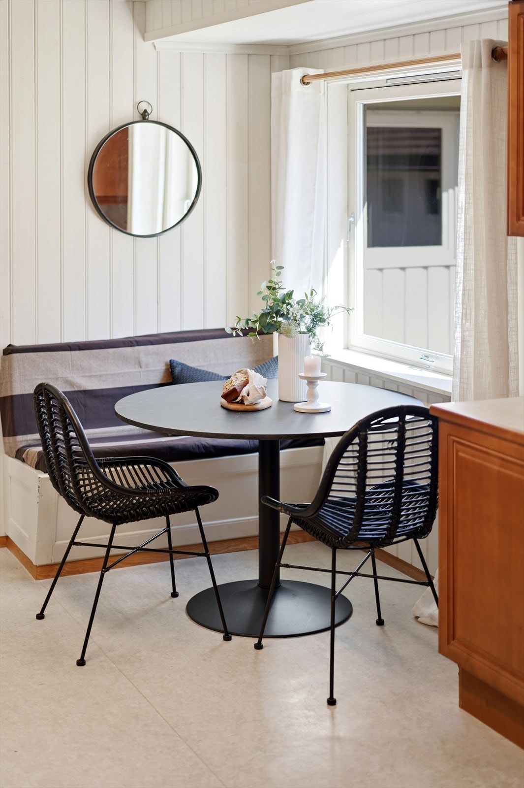 Den hyggelige spisekroken på kjøkkenet er perfekt for hverdagsmåltider. Galleribilde