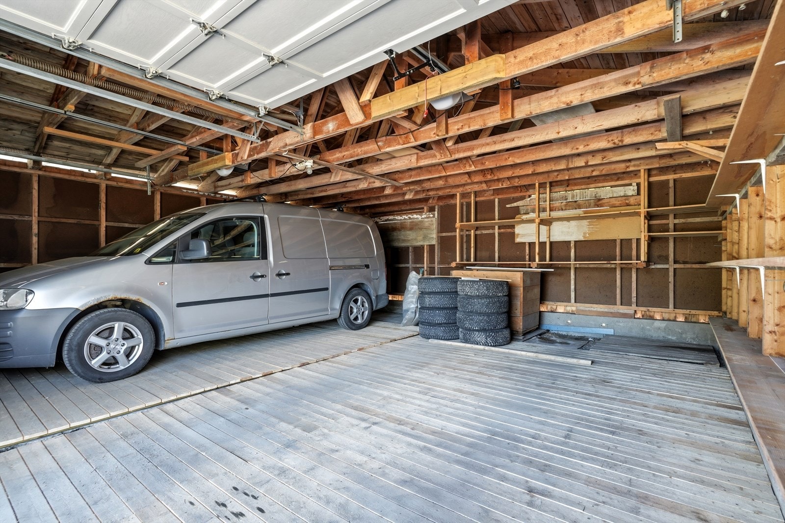 Innvendig har garasjen god takhøyde og lagringsmuligheter langs veggene. Galleribilde