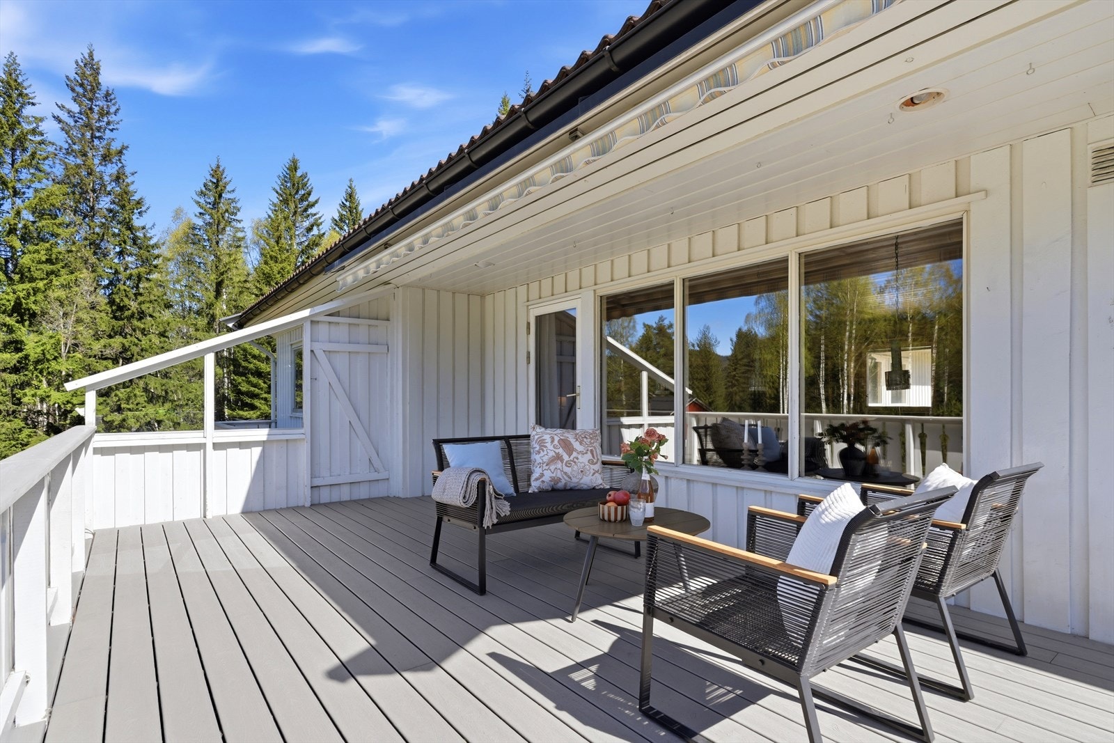 Den store terrassen er et naturlig samlingspunkt på varme dager. Galleribilde
