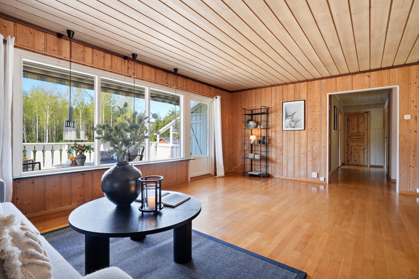 De store vinduene slipper inn rikelig med dagslys og gir utsikt mot hagen. Galleribilde