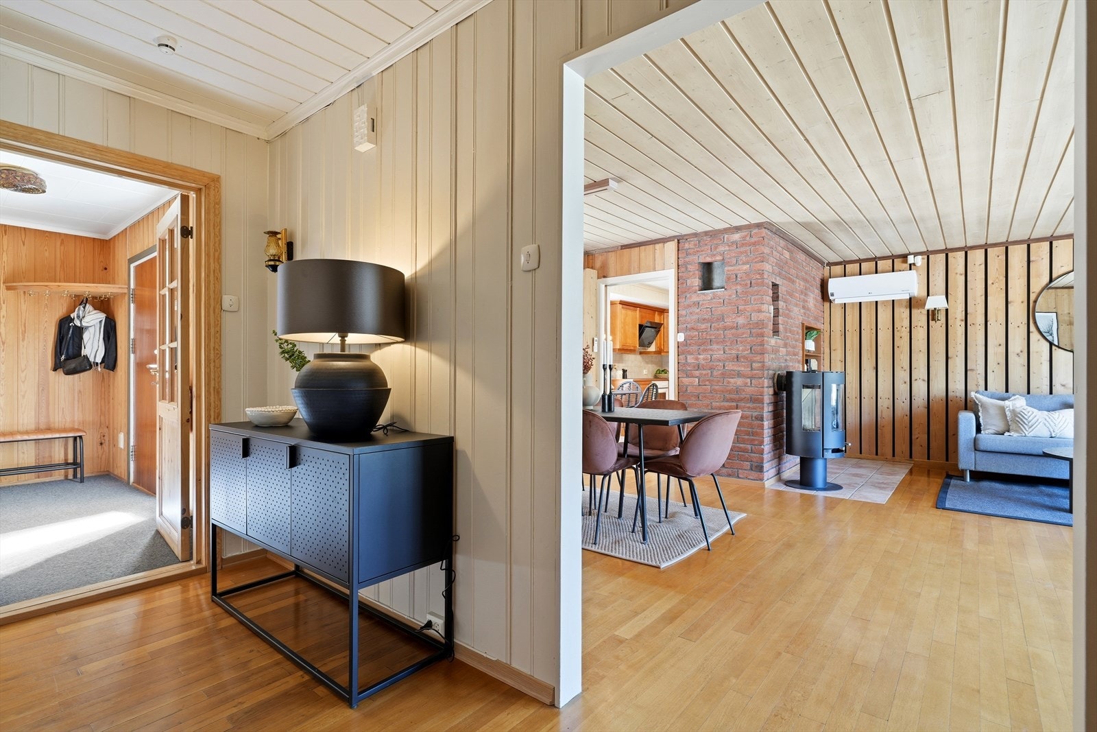 Fra gangen er det en åpen forbindelse inn mot stuen og spisestuen. Galleribilde