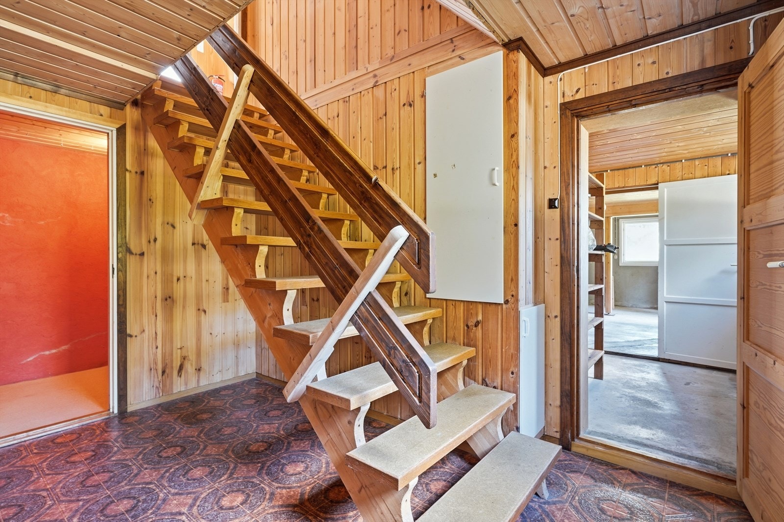En lakkert tretrapp forbinder de to etasjene. Galleribilde