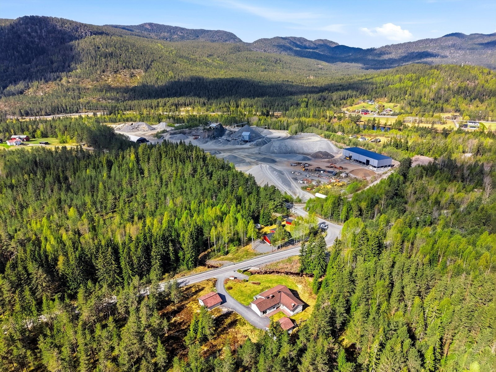 Oversiktsbilde som viser eiendommens plassering i landskapet. Galleribilde