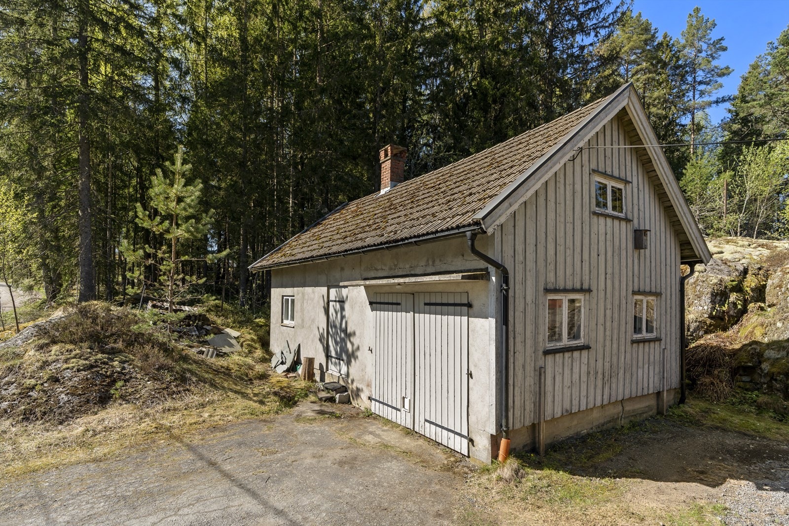 Eldre garasje med bodrom Galleribilde