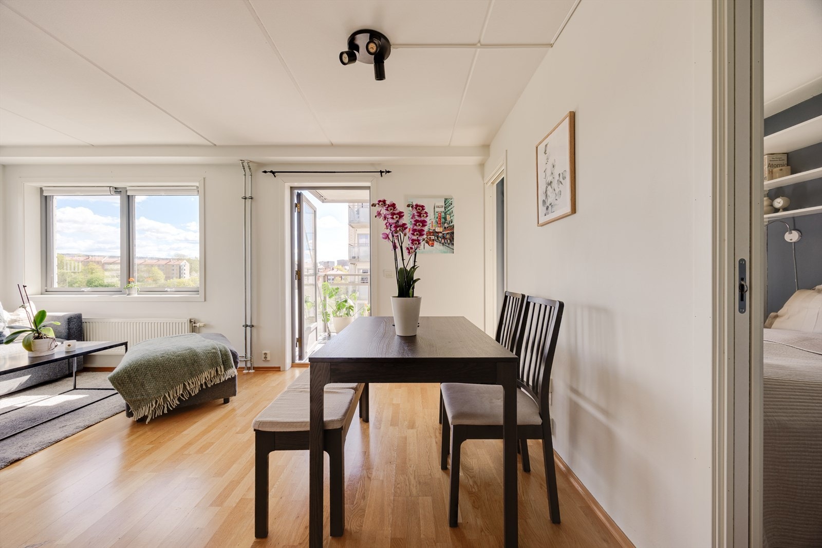 På gulvet er det trestavsparkett og veggene er holdt i lyse soner. Galleribilde
