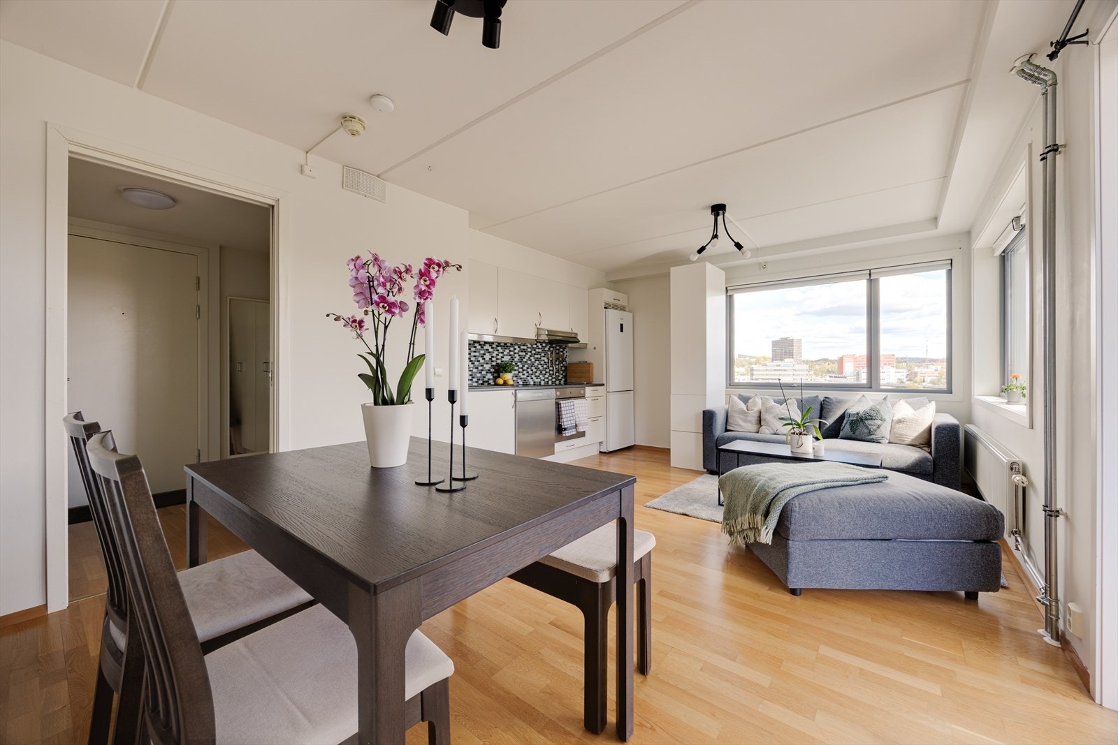 Stue/kjøkken ligger i åpen sone og gir god plass til både sofa og spisebord. Galleribilde