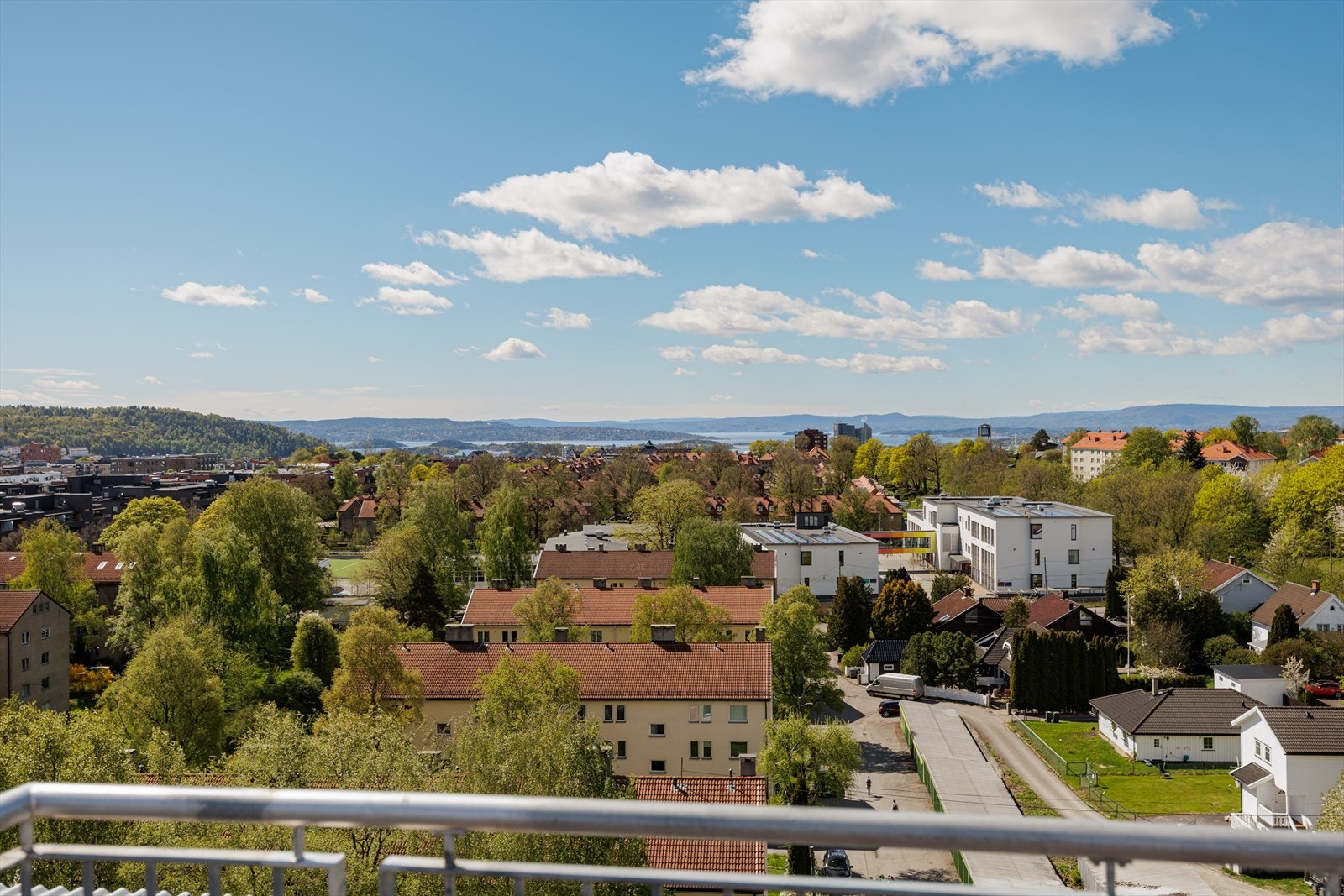 Takterrassen er til fri benyttelse for beboerne og byr på god plass, lite innsyn og rolige omgivelser hvor du sjelden møter naboer. Galleribilde